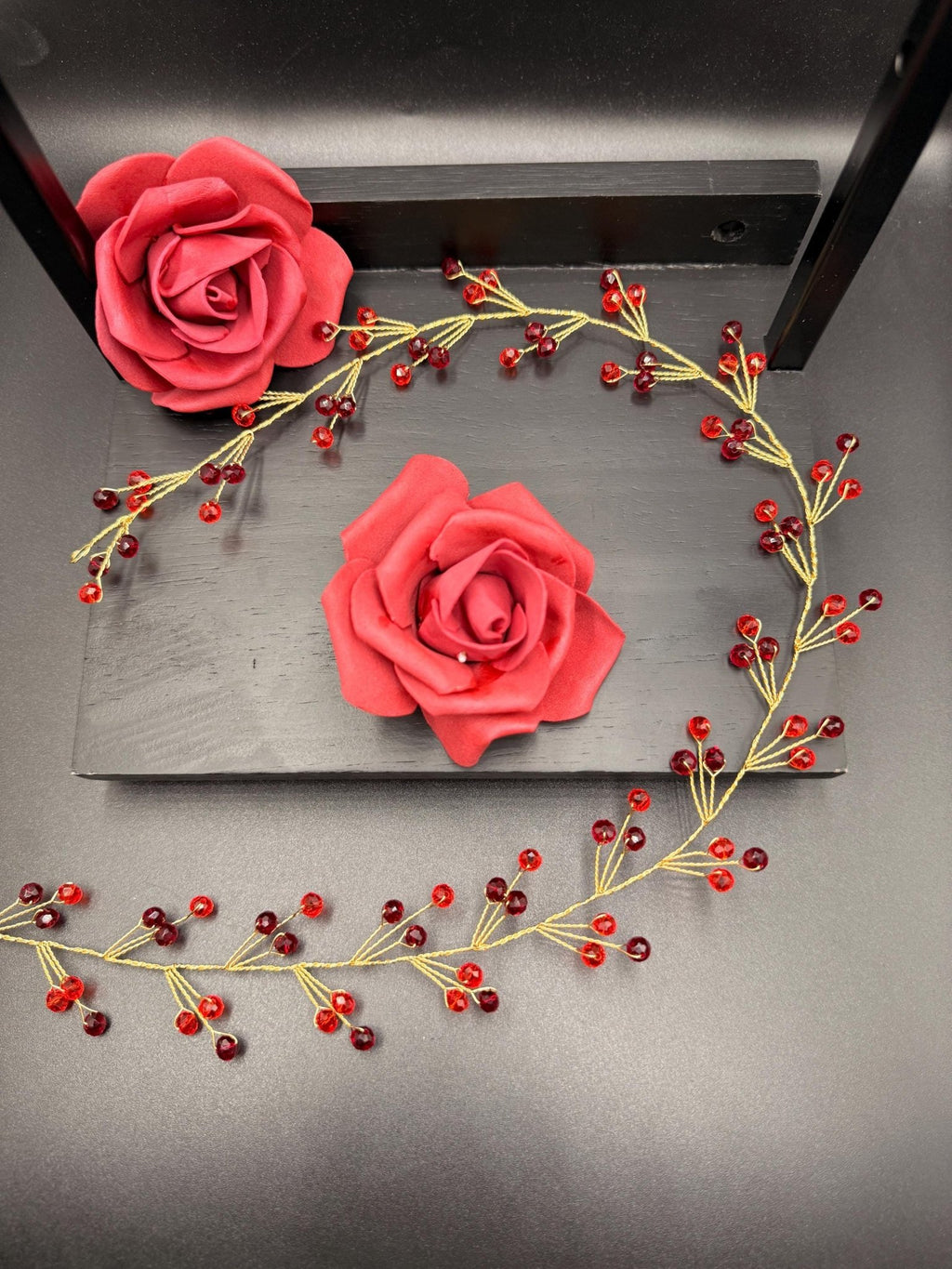 Romantische Haarranke mit rot - weinroten Kristallen – handgefertigtes, goldenes Brautaccessoire für einen leidenschaftlich funkelnden Look - AVYRAA BRIDAL