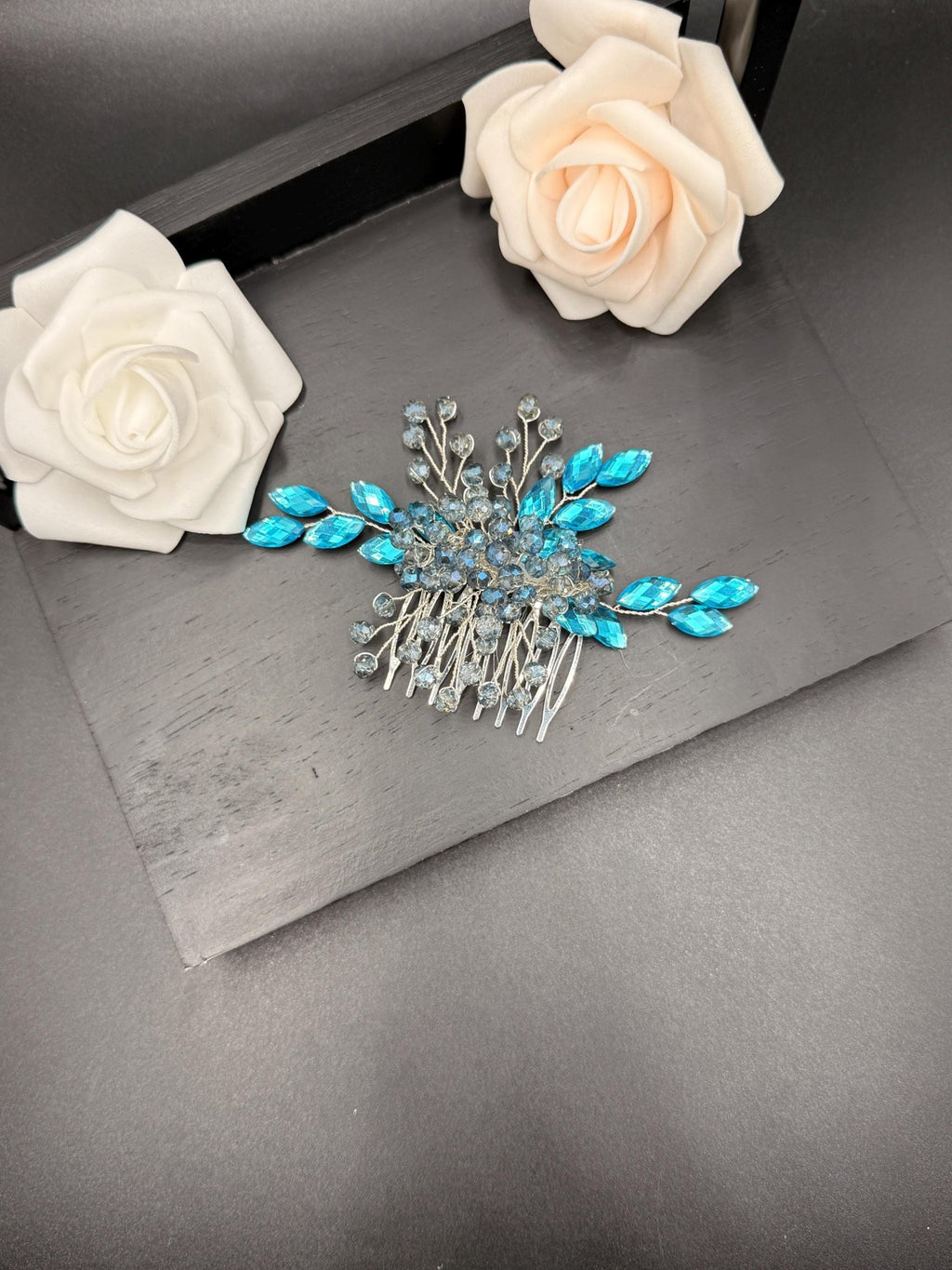 Romantischer Braut Haarkamm aus Kristall und Perlen – filigraner Hochzeitsschmuck - AVYRAA BRIDAL