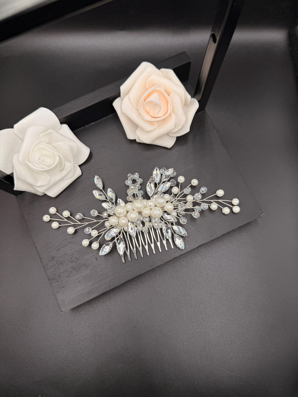 Romantischer Braut Haarkamm mit Kristallperlen – Handgemachter Haarschmuck - AVYRAA BRIDAL