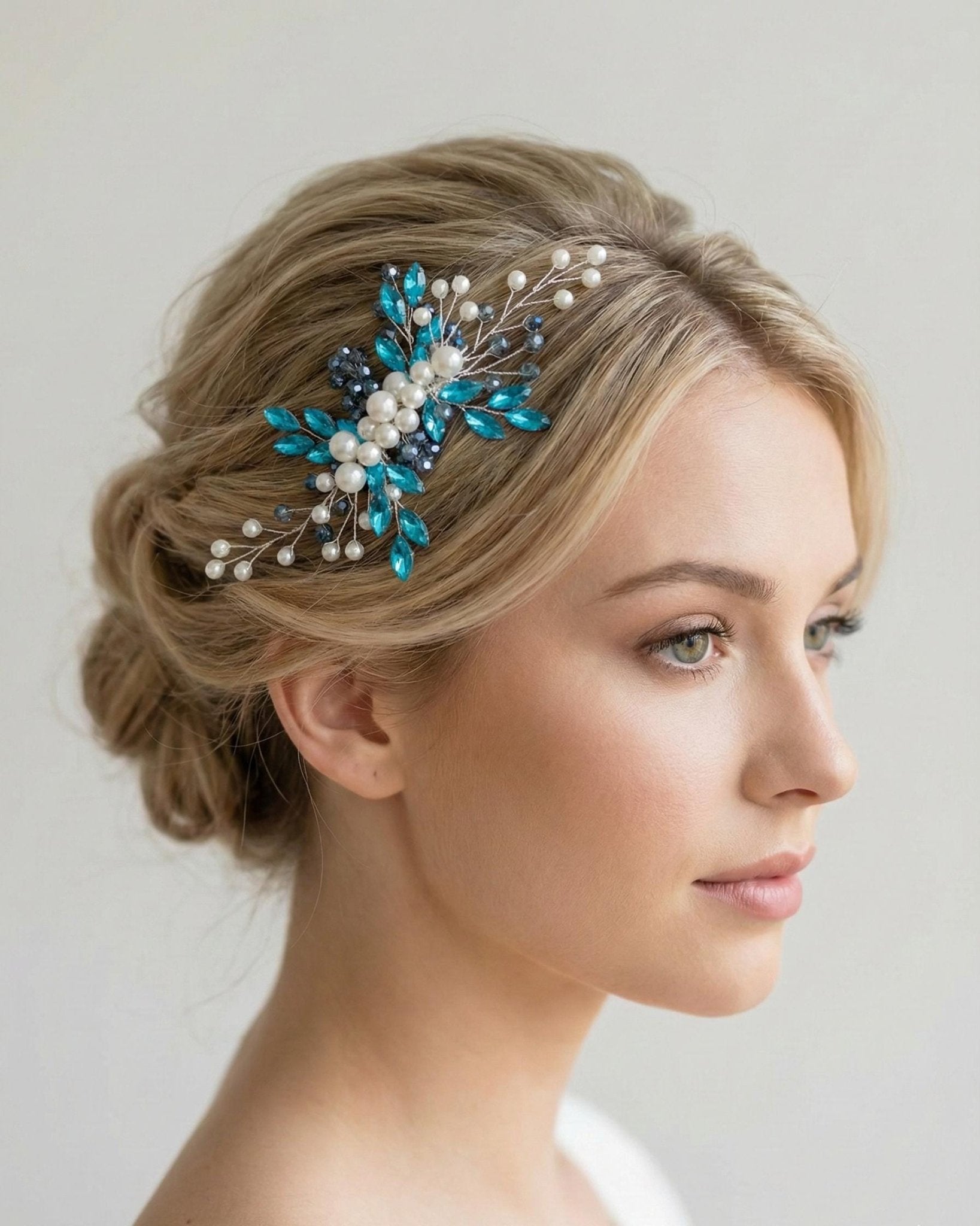 Romantischer Braut Haarkamm mit Kristallperlen – Handgemachter Haarschmuck - AVYRAA BRIDAL