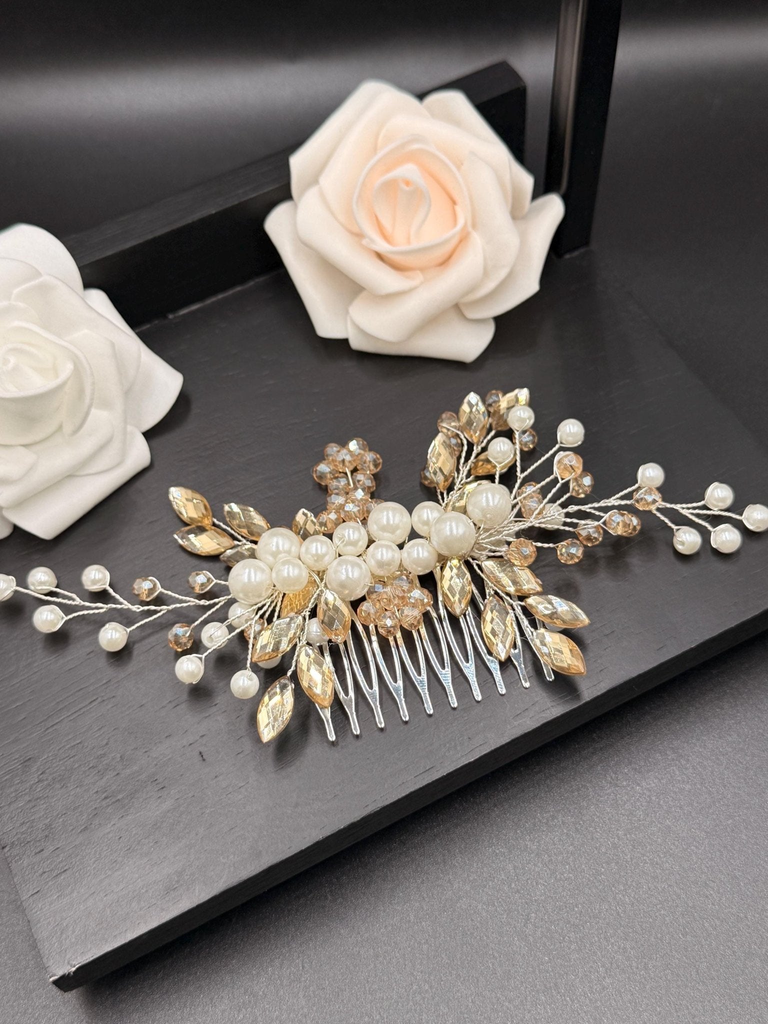Romantischer Braut Haarkamm mit Kristallperlen – Handgemachter Haarschmuck - AVYRAA BRIDAL