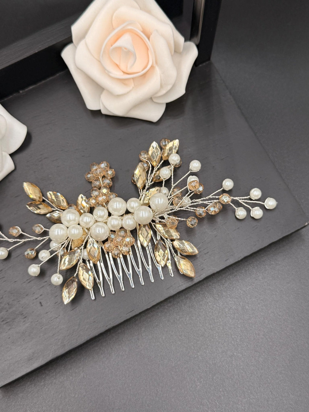 Romantischer Braut Haarkamm mit Kristallperlen – Handgemachter Haarschmuck - AVYRAA BRIDAL