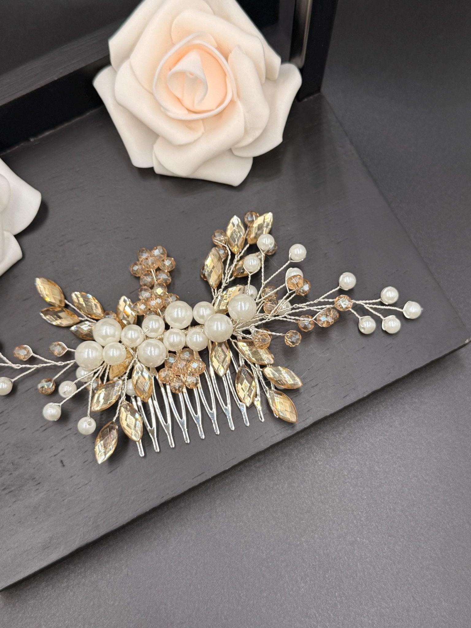 Romantischer Braut Haarkamm mit Kristallperlen – Handgemachter Haarschmuck - AVYRAA BRIDAL