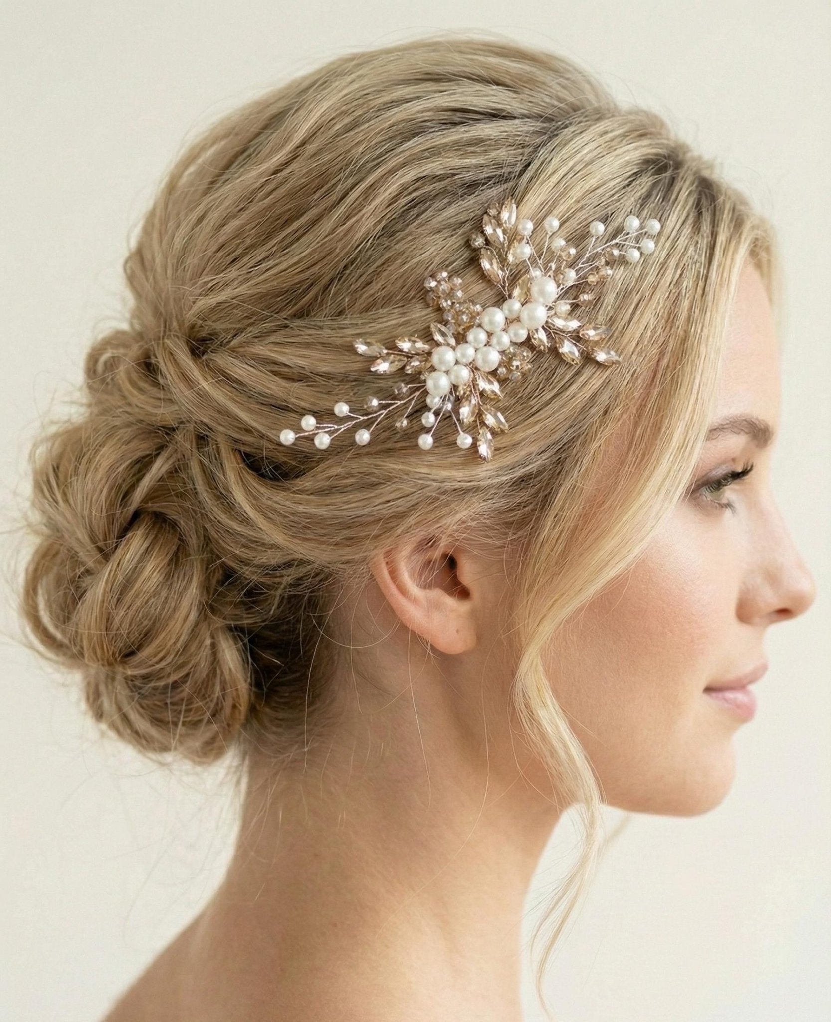 Romantischer Braut Haarkamm mit Kristallperlen – Handgemachter Haarschmuck - AVYRAA BRIDAL