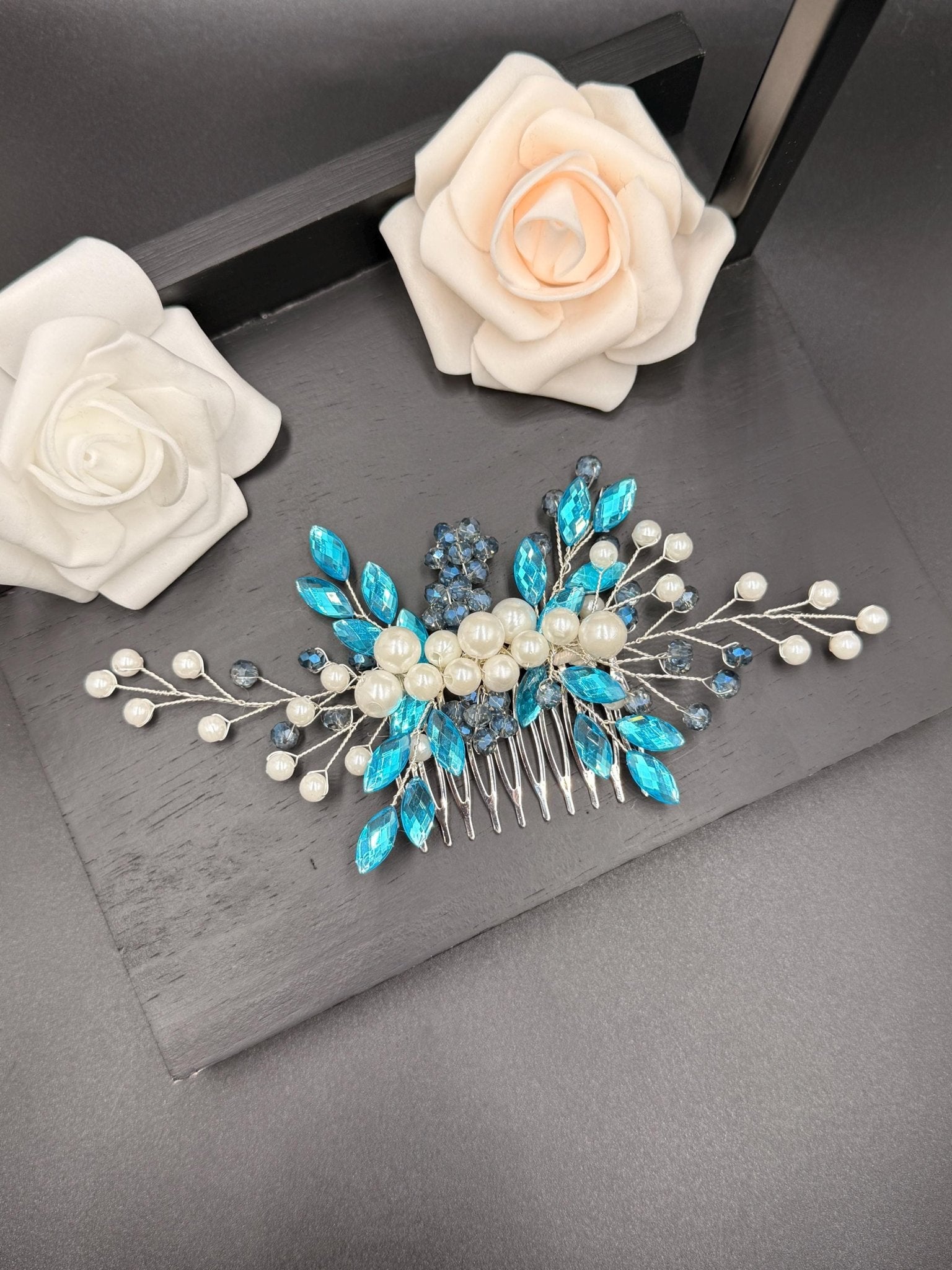 Romantischer Braut Haarkamm mit Kristallperlen – Handgemachter Haarschmuck - AVYRAA BRIDAL