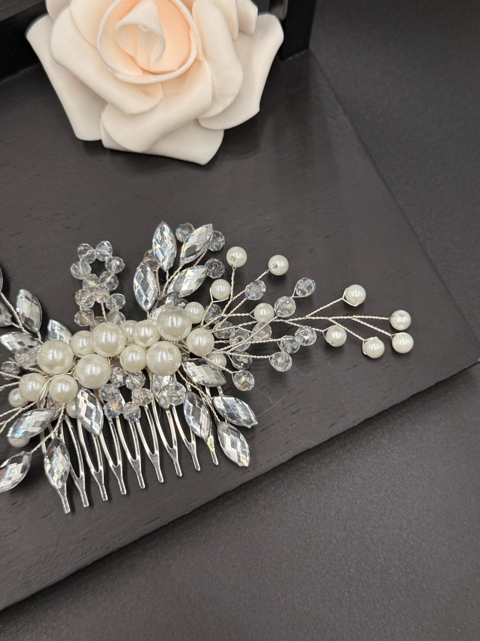Romantischer Braut Haarkamm mit Kristallperlen – Handgemachter Haarschmuck - AVYRAA BRIDAL