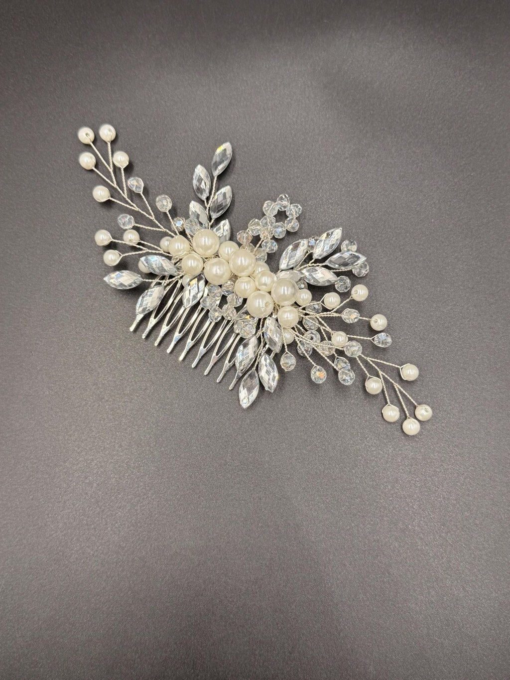 Romantischer Braut Haarkamm mit Kristallperlen – Handgemachter Haarschmuck - AVYRAA BRIDAL