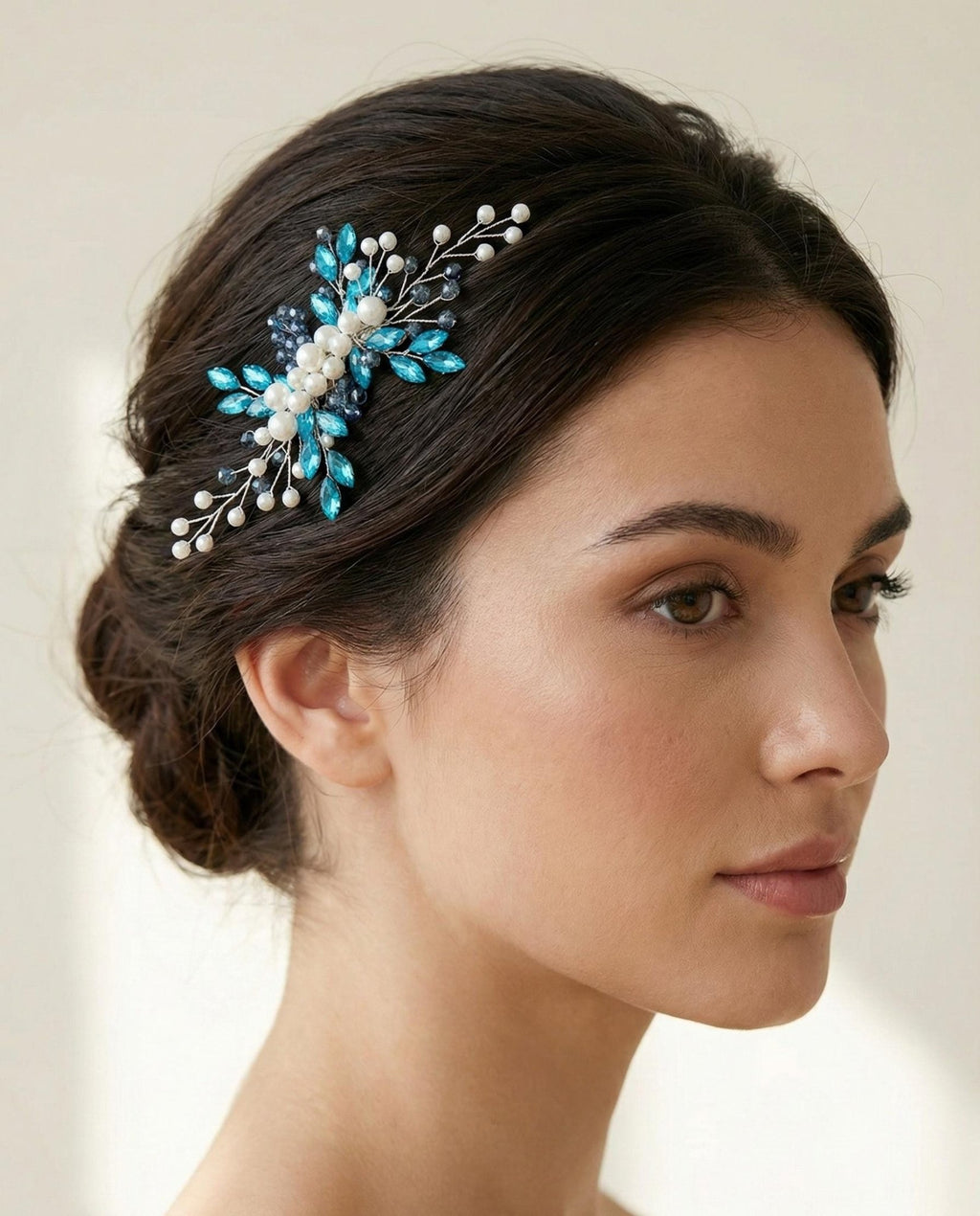 Romantischer Braut Haarkamm mit Kristallperlen – Handgemachter Haarschmuck - AVYRAA BRIDAL