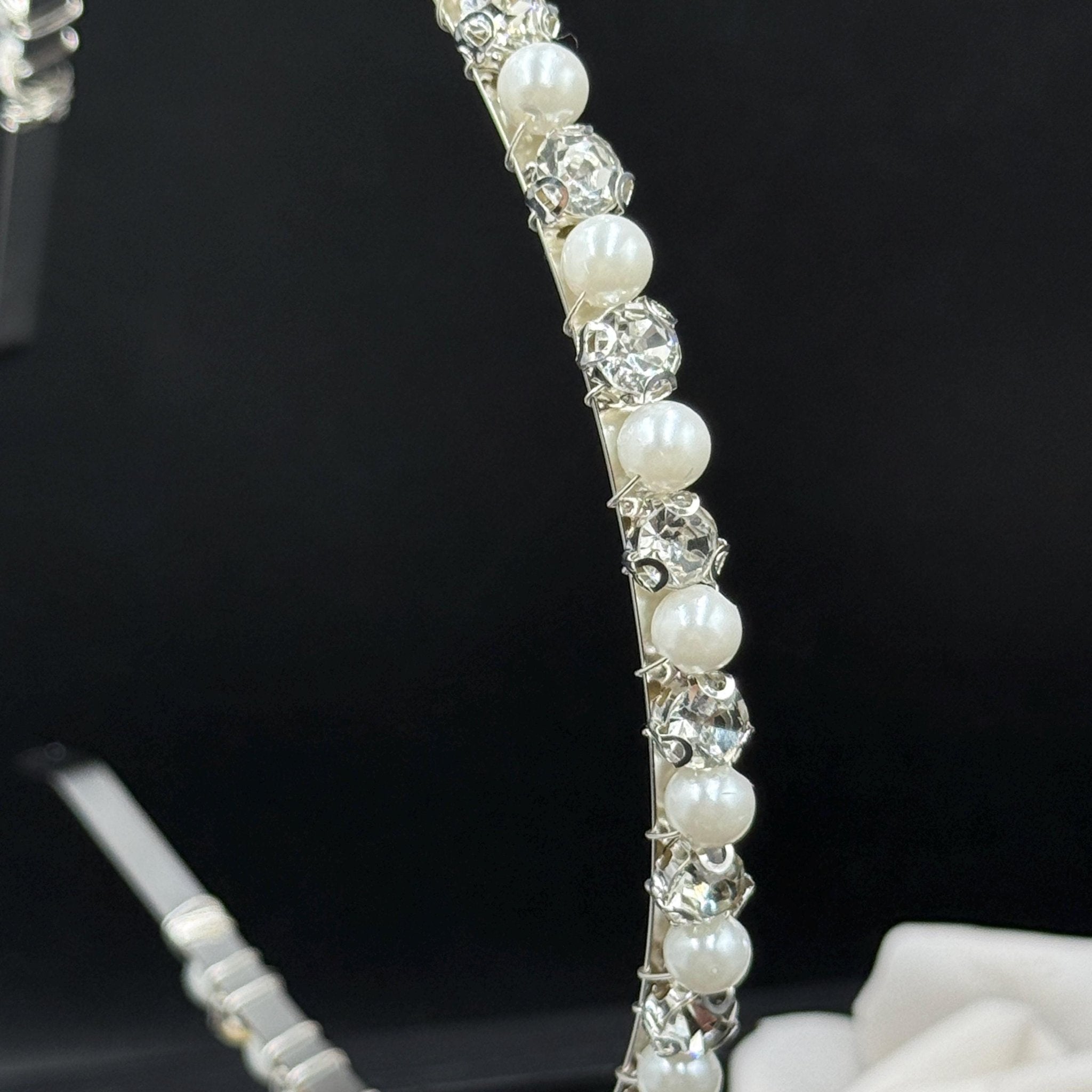 Romantischer Perlen Haarreif mit Kristallsteinen für Hochzeit - AVYRAA BRIDAL