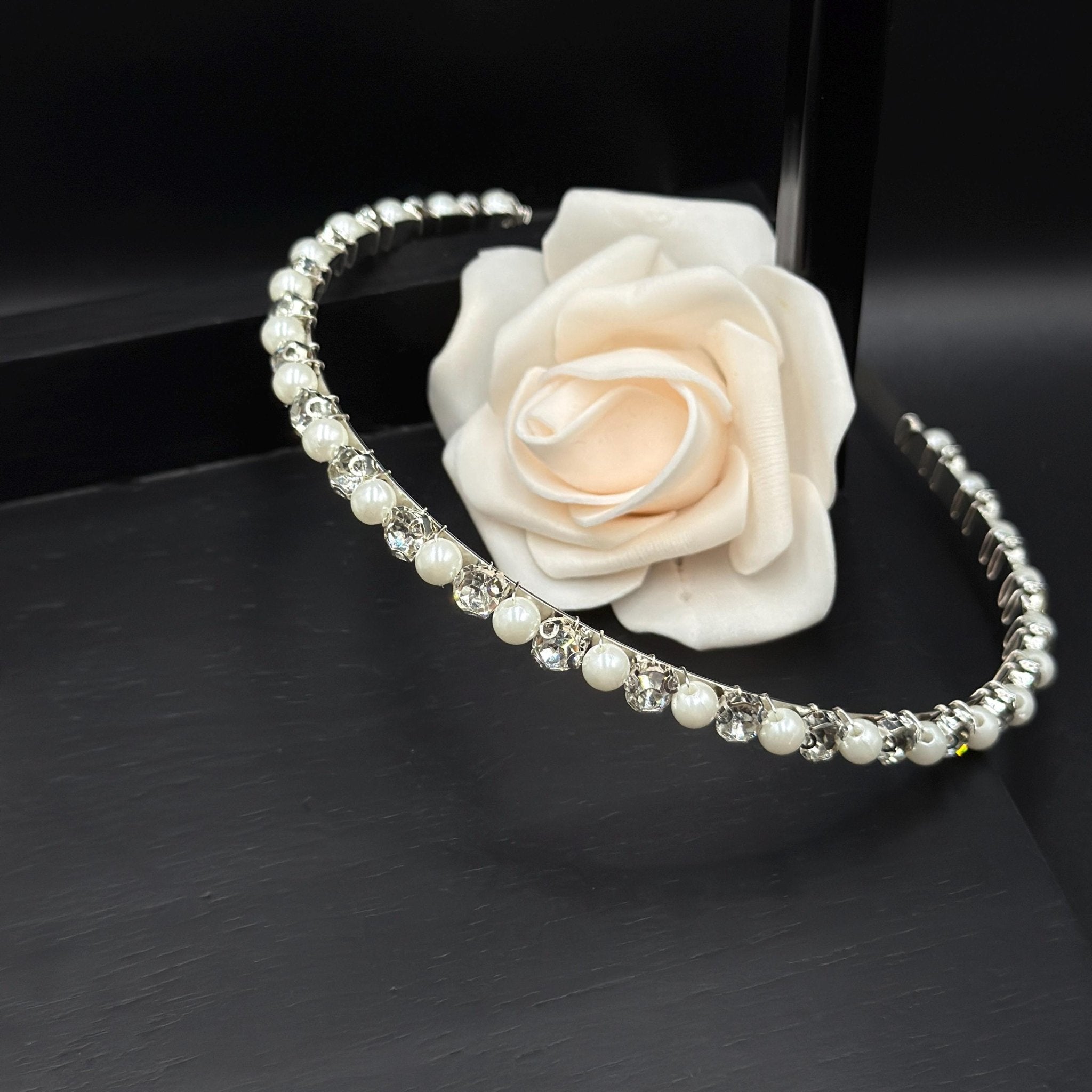 Romantischer Perlen Haarreif mit Kristallsteinen für Hochzeit - AVYRAA BRIDAL