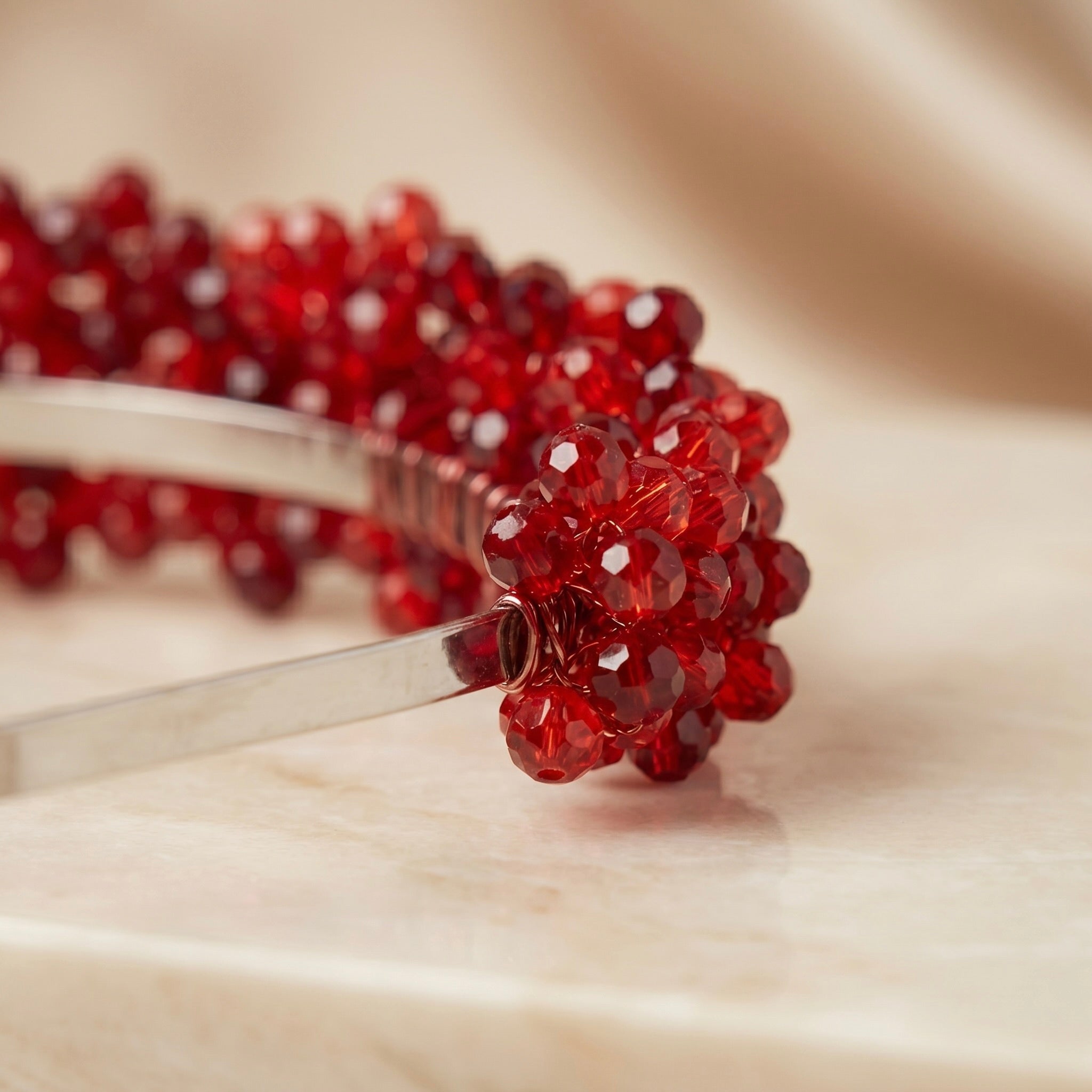 Rote Kristall Brautkrone in Rubinrot - AVYRAA BRIDAL