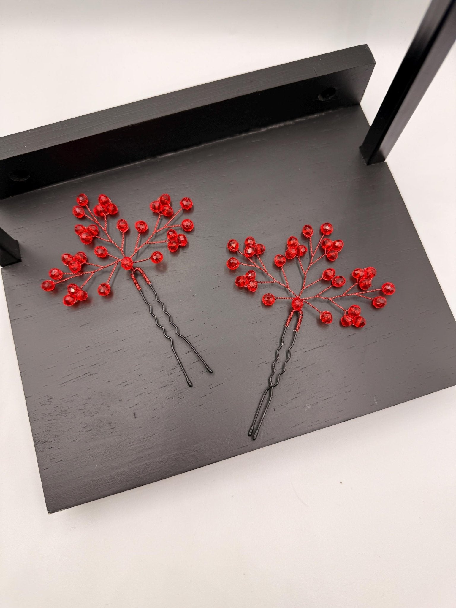 Rote Perlen - Haarnadeln – Braut Haarnadeln – Hochzeit Haarschmuck – In Rot - oder Golddraht erhältlich - AVYRAA BRIDAL