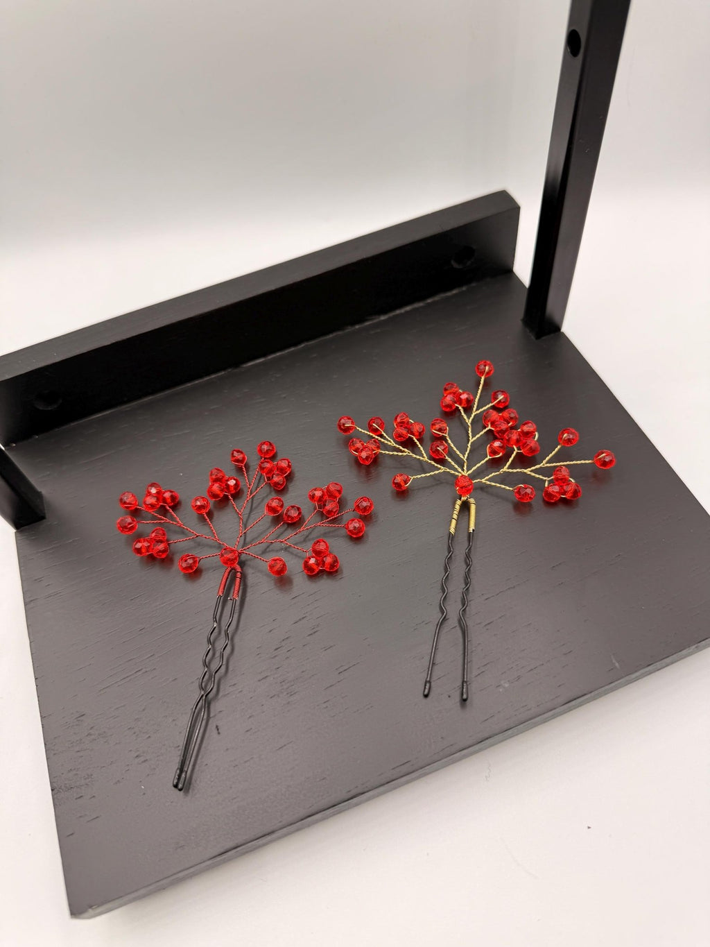 Rote Perlen - Haarnadeln – Braut Haarnadeln – Hochzeit Haarschmuck – In Rot - oder Golddraht erhältlich - AVYRAA BRIDAL