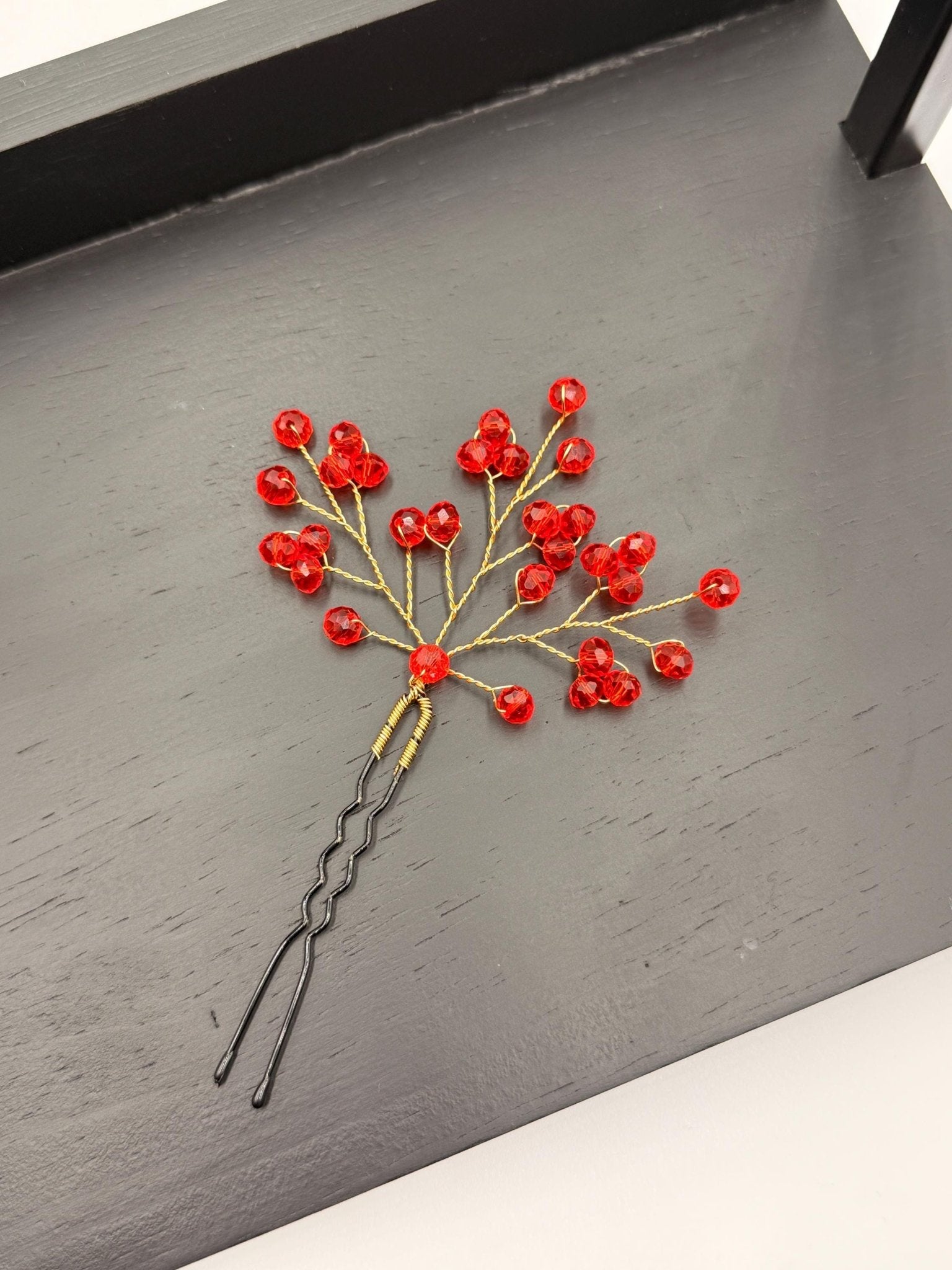 Rote Perlen - Haarnadeln – Braut Haarnadeln – Hochzeit Haarschmuck – In Rot - oder Golddraht erhältlich - AVYRAA BRIDAL