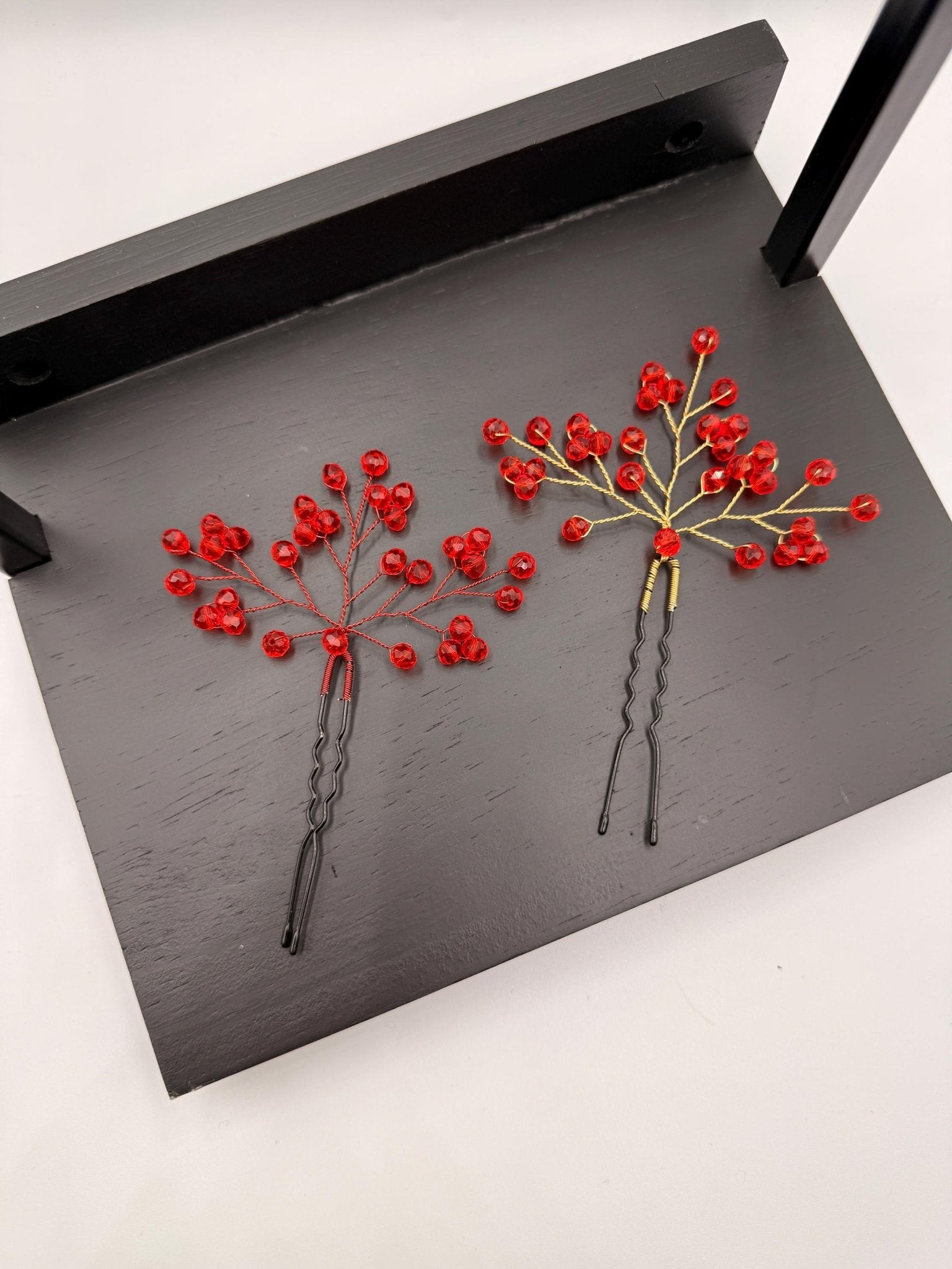 Rote Perlen - Haarnadeln – Braut Haarnadeln – Hochzeit Haarschmuck – In Rot - oder Golddraht erhältlich - AVYRAA BRIDAL