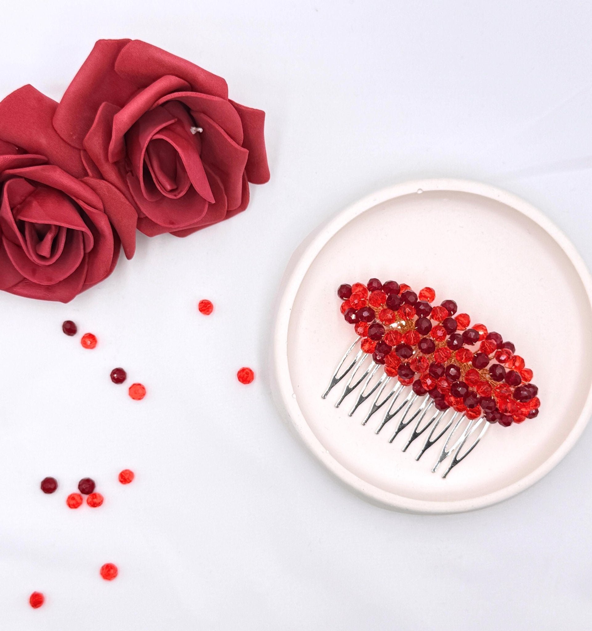 Roter Kristall Haarkamm aus Metall | Braut Haarschmuck Rot | Elegantes Haaraccessoire für Hochzeit - AVYRAA BRIDAL