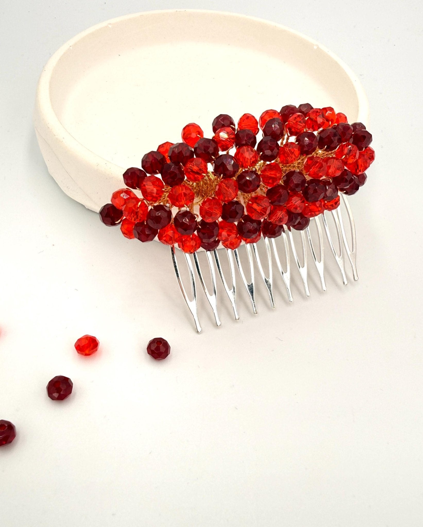 Roter Kristall Haarkamm aus Metall | Braut Haarschmuck Rot | Elegantes Haaraccessoire für Hochzeit - AVYRAA BRIDAL