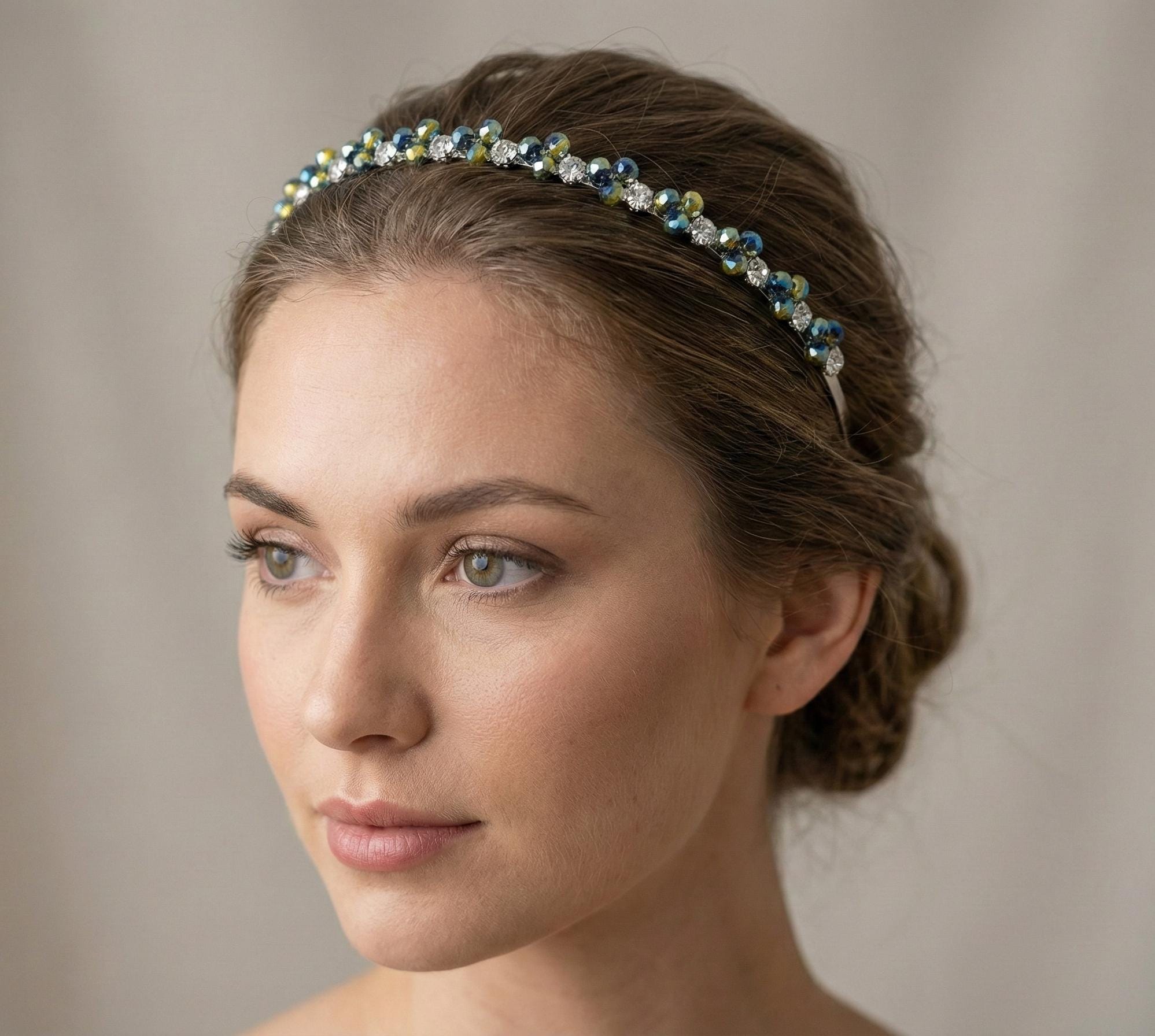 Schillerndes Kristall - Haarband in Aurora - Grün, Handgefertigte Kronen - Tiara mit grün - goldenem Kristallglanz, Eleganter Metall - Haarreif - AVYRAA BRIDAL