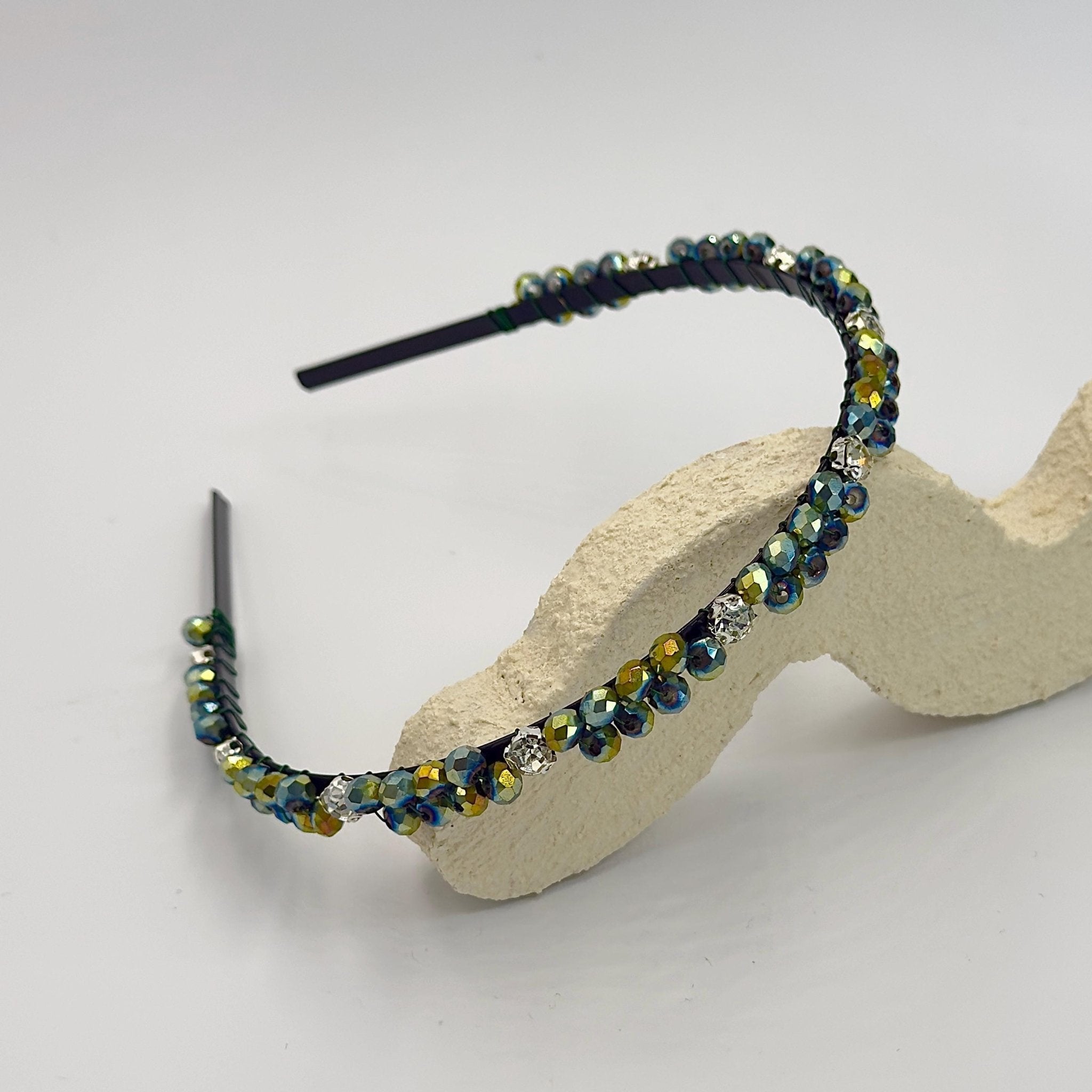 Schillerndes Kristall - Haarband in Aurora - Grün, Handgefertigte Kronen - Tiara mit grün - goldenem Kristallglanz, Eleganter Metall - Haarreif - AVYRAA BRIDAL