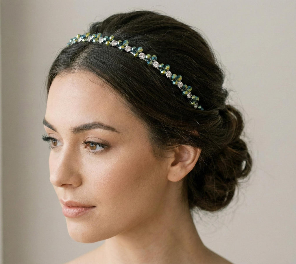 Schillerndes Kristall - Haarband in Aurora - Grün, Handgefertigte Kronen - Tiara mit grün - goldenem Kristallglanz, Eleganter Metall - Haarreif - AVYRAA BRIDAL