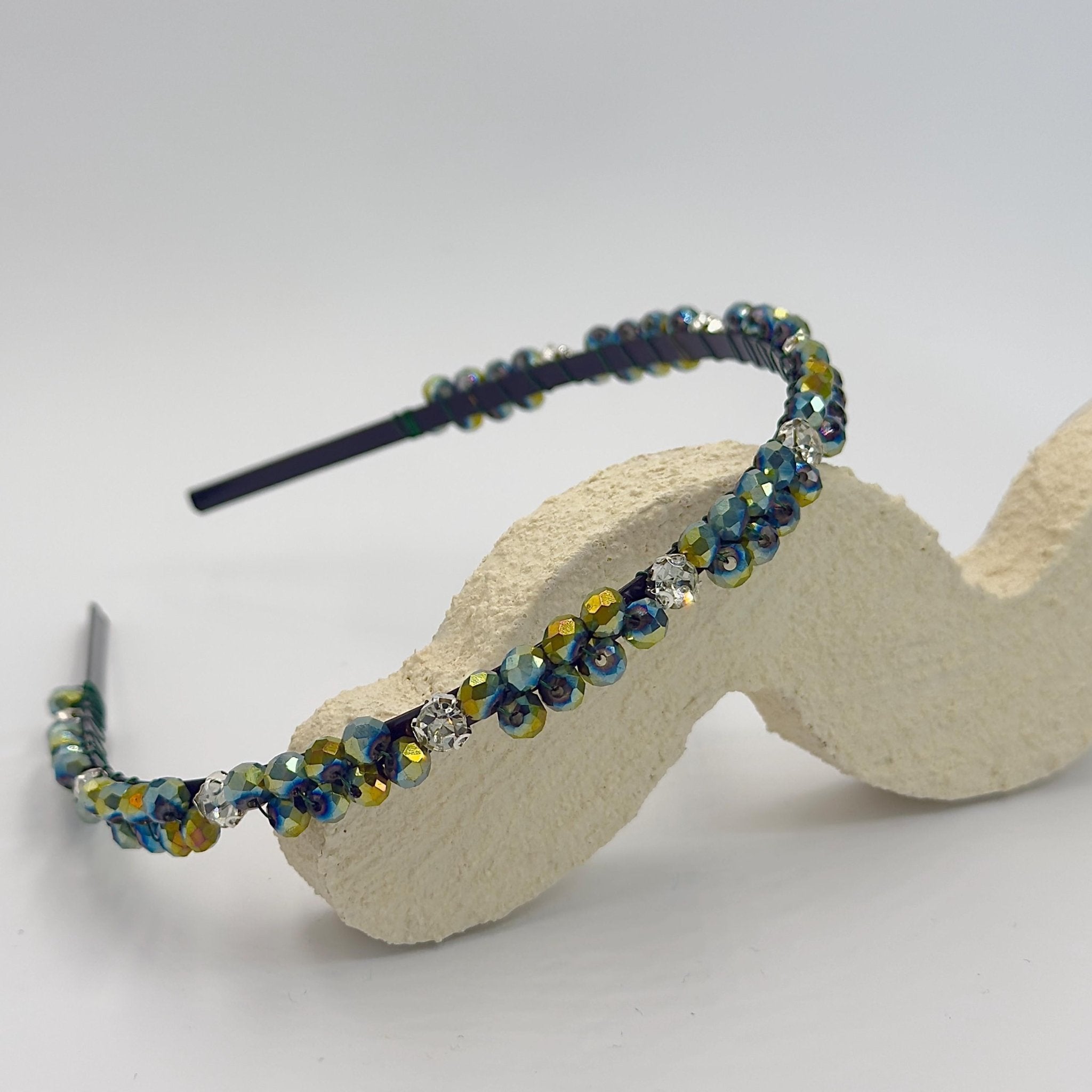 Schillerndes Kristall - Haarband in Aurora - Grün, Handgefertigte Kronen - Tiara mit grün - goldenem Kristallglanz, Eleganter Metall - Haarreif - AVYRAA BRIDAL