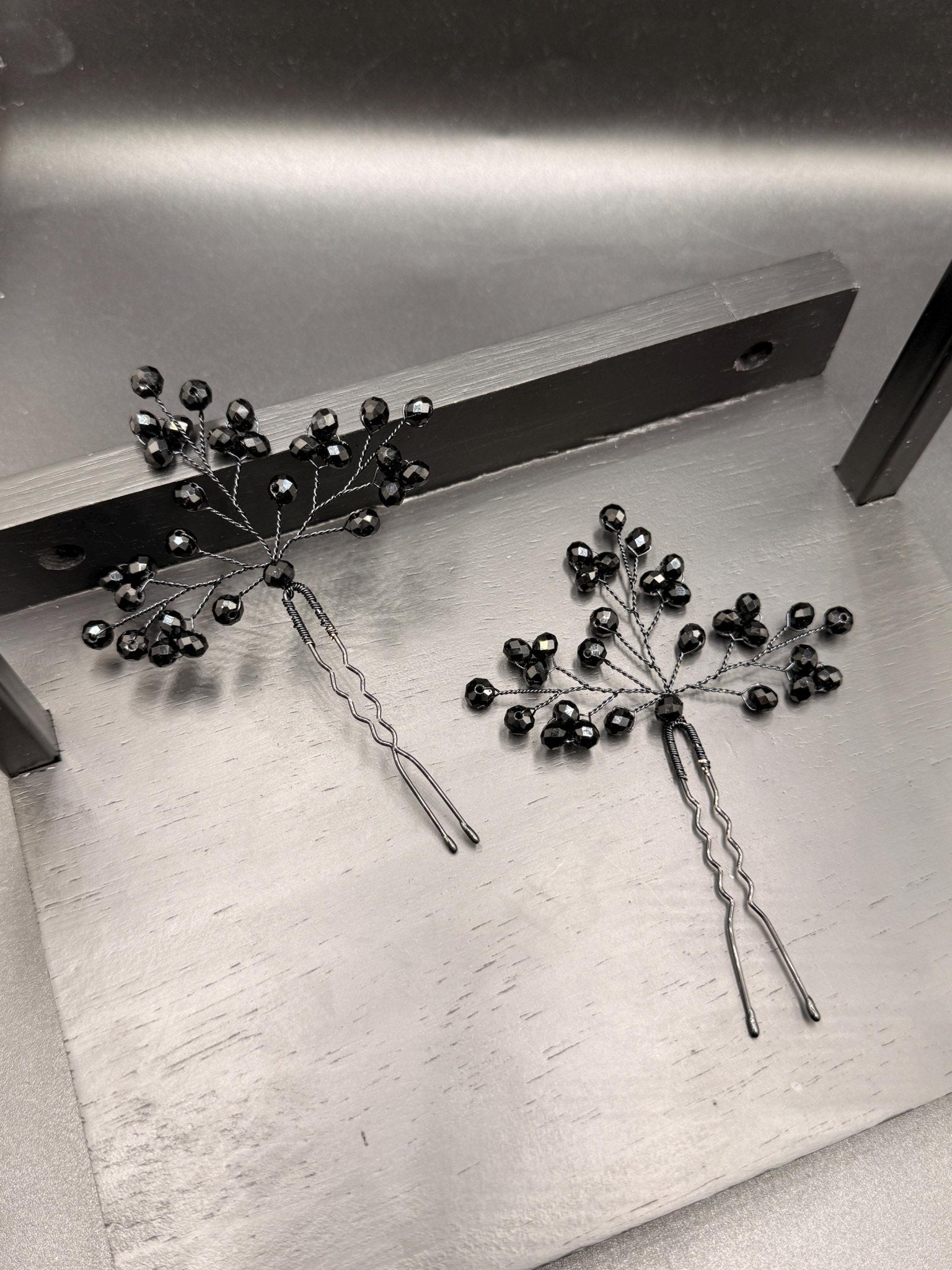 Schwarze Kristall Haarnadeln für Brautfrisur, Handgemachter Haarschmuck mit tiefschwarzen Kristallen - AVYRAA BRIDAL