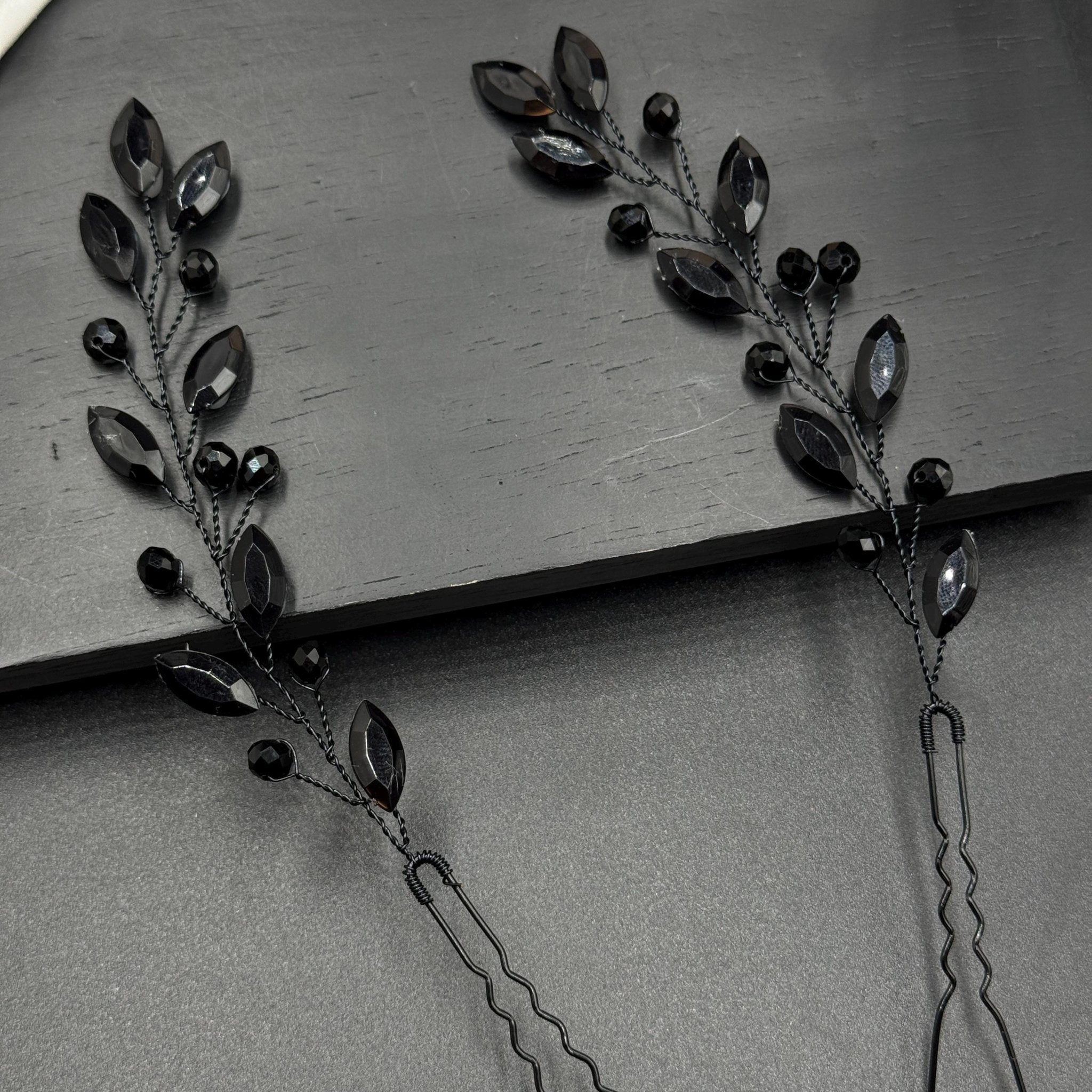 Schwarze Kristall Haarzweige – Handgefertigte flexible Haarnadeln mit Tropfensteinen – Elegantes Haaraccessoire für Hochzeit & Abendfrisur - AVYRAA BRIDAL