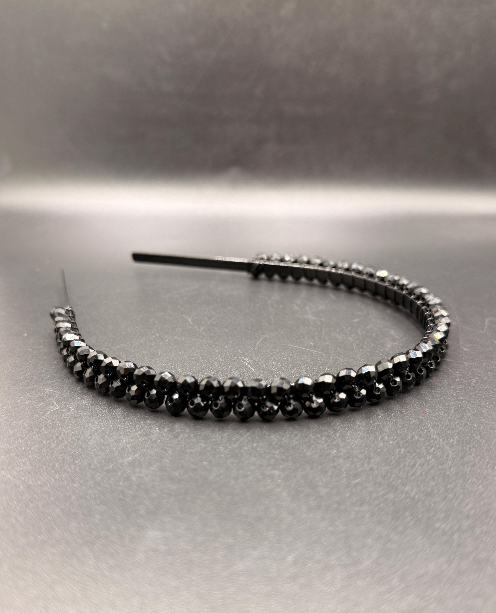 Schwarzer Kristall Braut Haarreif – Zarter handgefertigter Haarreif mit facettierten schwarzen Kristallen, eleganter Luxus Haarschmuck - AVYRAA BRIDAL