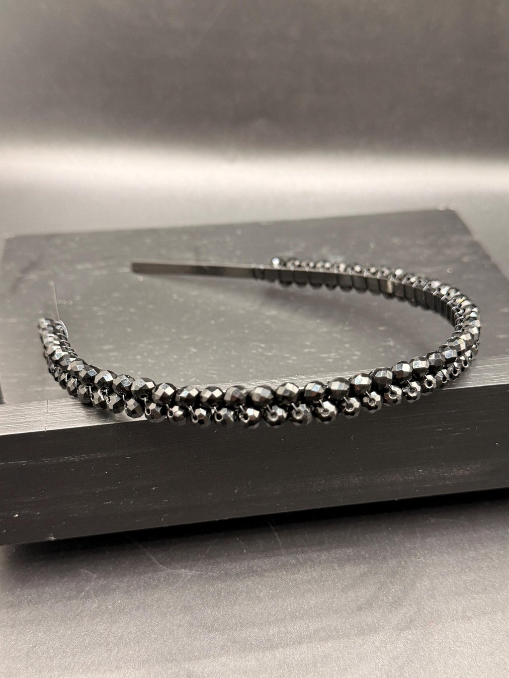 Schwarzer Kristall Braut Haarreif – Zarter handgefertigter Haarreif mit facettierten schwarzen Kristallen, eleganter Luxus Haarschmuck - AVYRAA BRIDAL