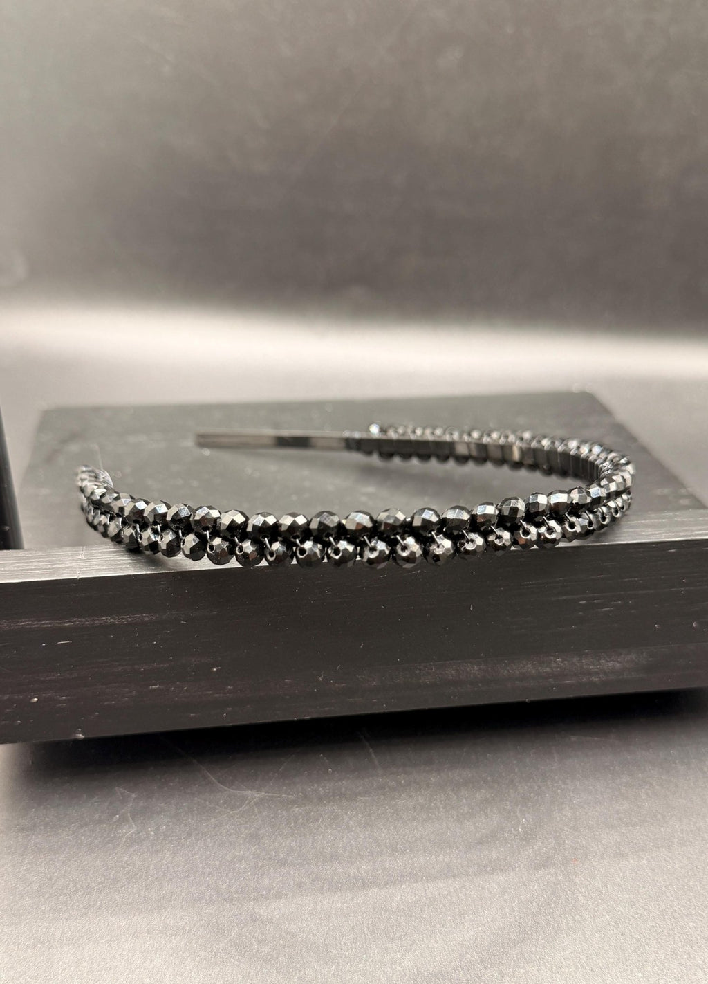 Schwarzer Kristall Braut Haarreif – Zarter handgefertigter Haarreif mit facettierten schwarzen Kristallen, eleganter Luxus Haarschmuck - AVYRAA BRIDAL