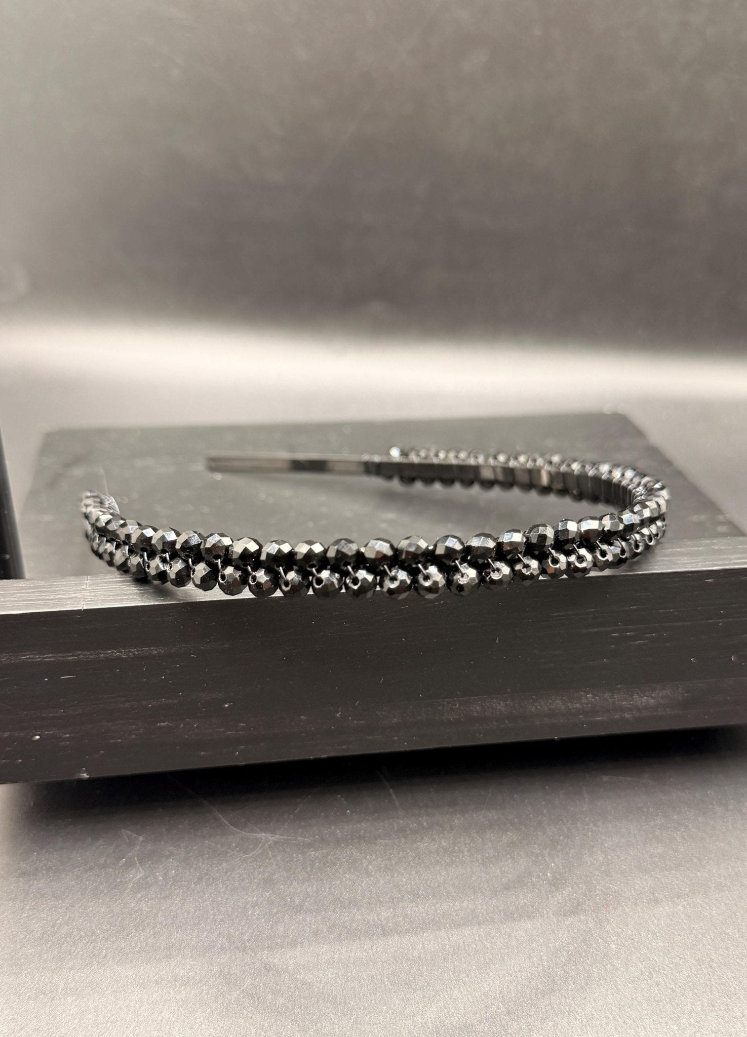 Schwarzer Kristall Braut Haarreif – Zarter handgefertigter Haarreif mit facettierten schwarzen Kristallen, eleganter Luxus Haarschmuck - AVYRAA BRIDAL