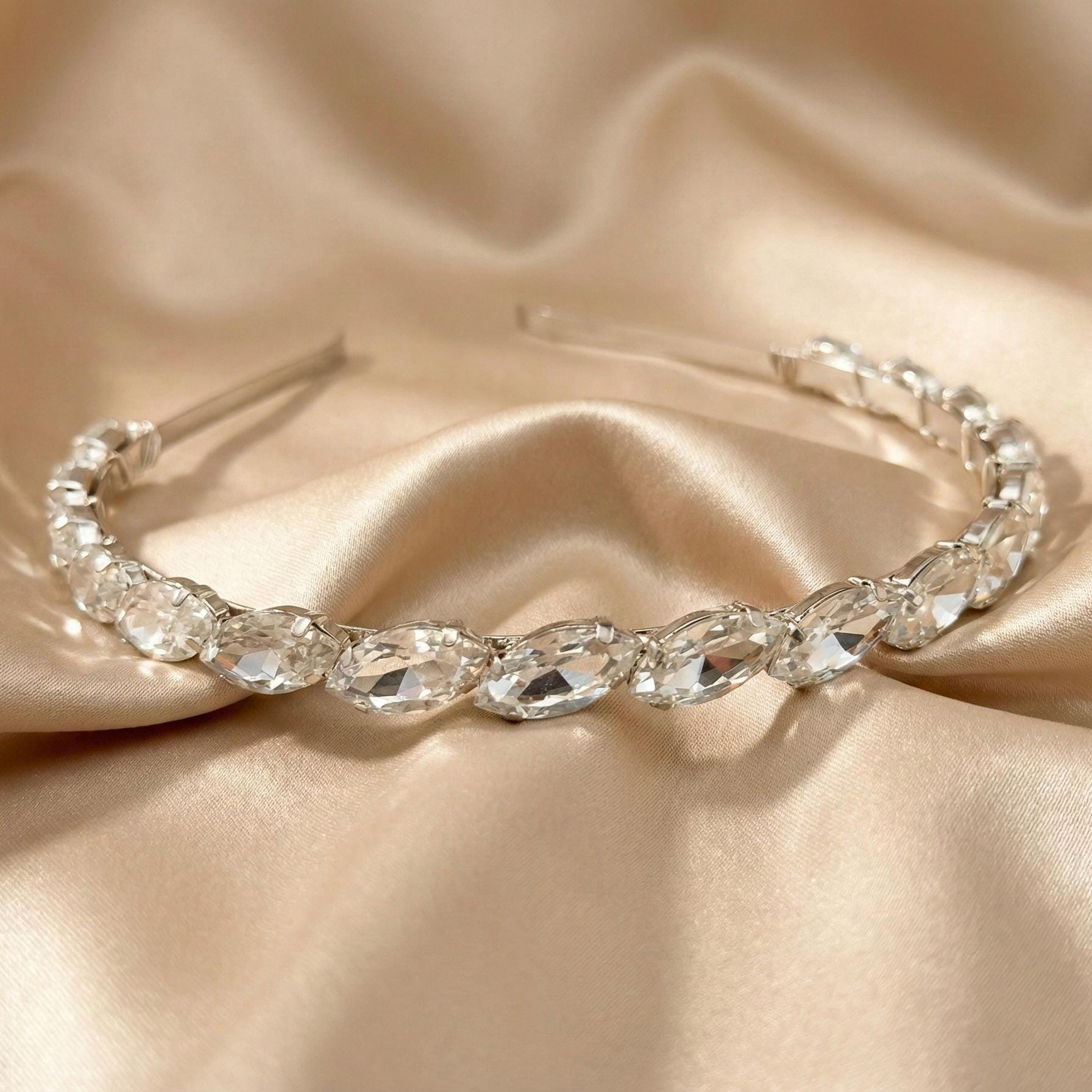 Silberne Braut Tiara mit klaren Kristallen und Perlen - AVYRAA BRIDAL