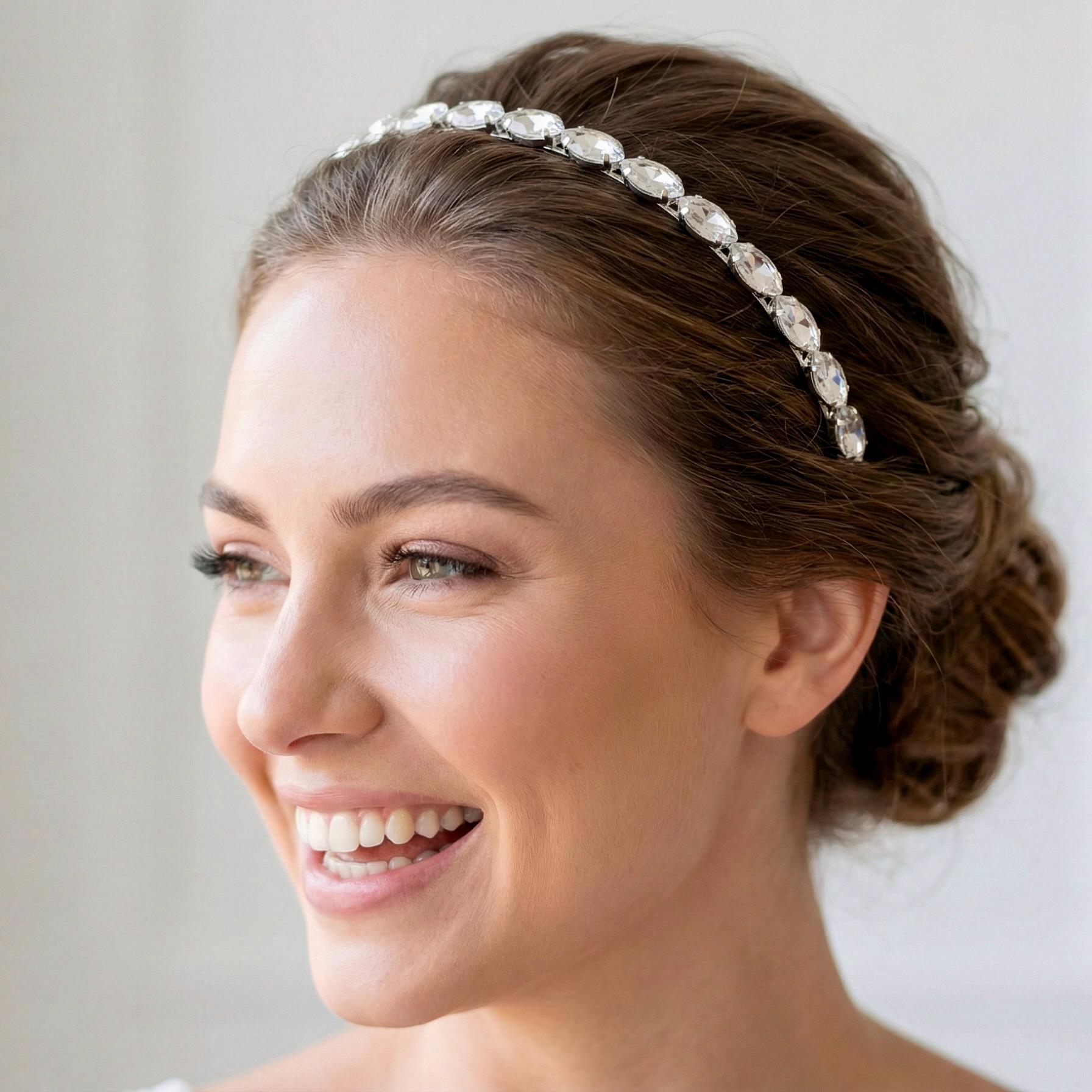 Silberne Braut Tiara mit klaren Kristallen und Perlen - AVYRAA BRIDAL