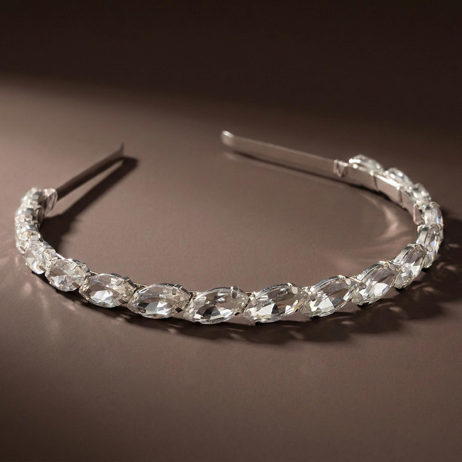 Silberne Braut Tiara mit klaren Kristallen und Perlen - AVYRAA BRIDAL