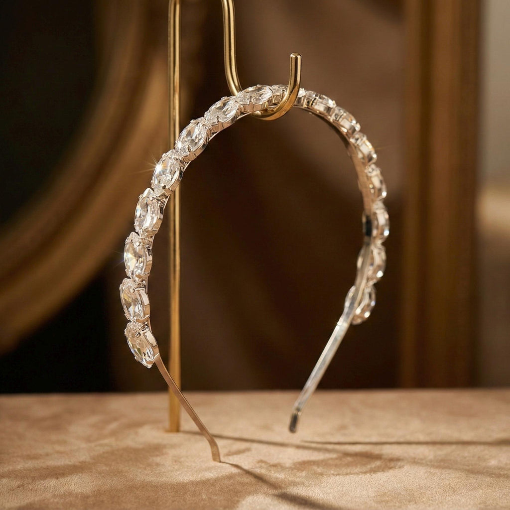 Silberne Braut Tiara mit klaren Kristallen und Perlen - AVYRAA BRIDAL
