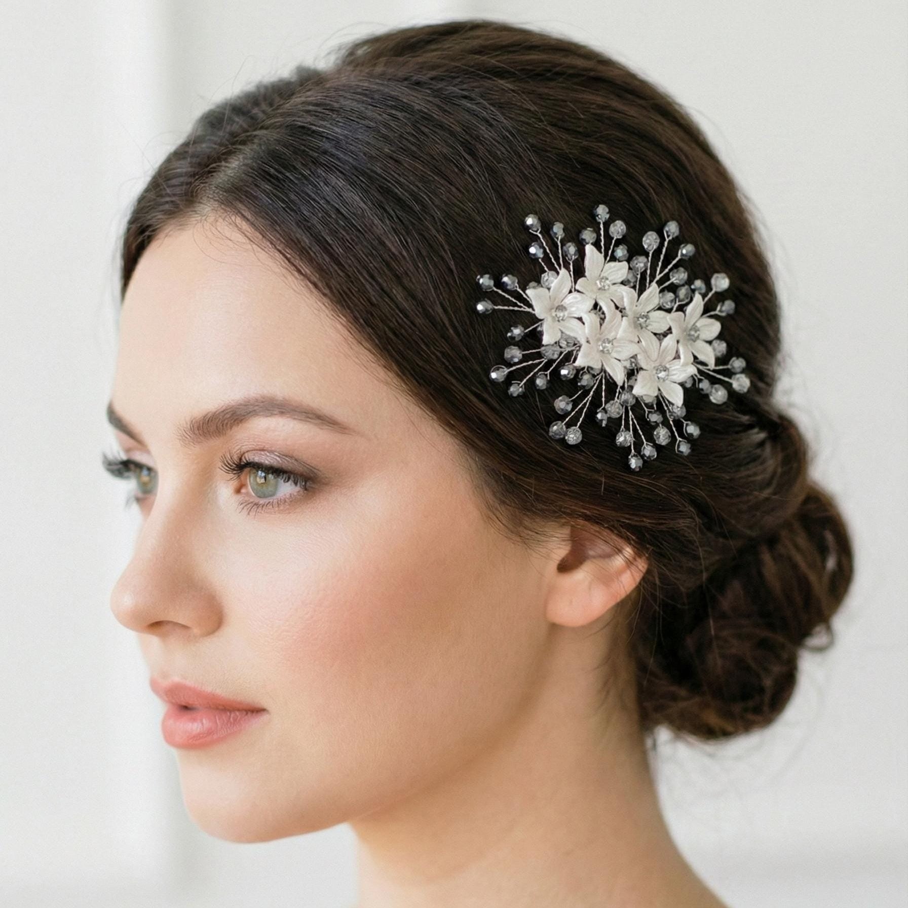 Silberner Blüten Haarkamm für Braut, Eleganter Hochzeit Haarschmuck mit Blumen und Kristallperlen - AVYRAA BRIDAL
