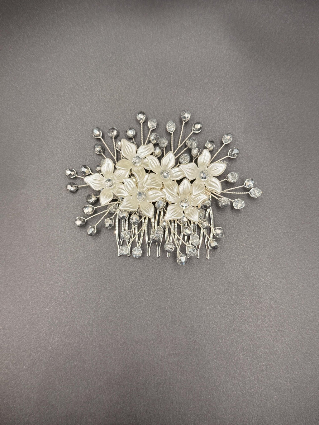 Silberner Blüten Haarkamm für Braut, Eleganter Hochzeit Haarschmuck mit Blumen und Kristallperlen - AVYRAA BRIDAL
