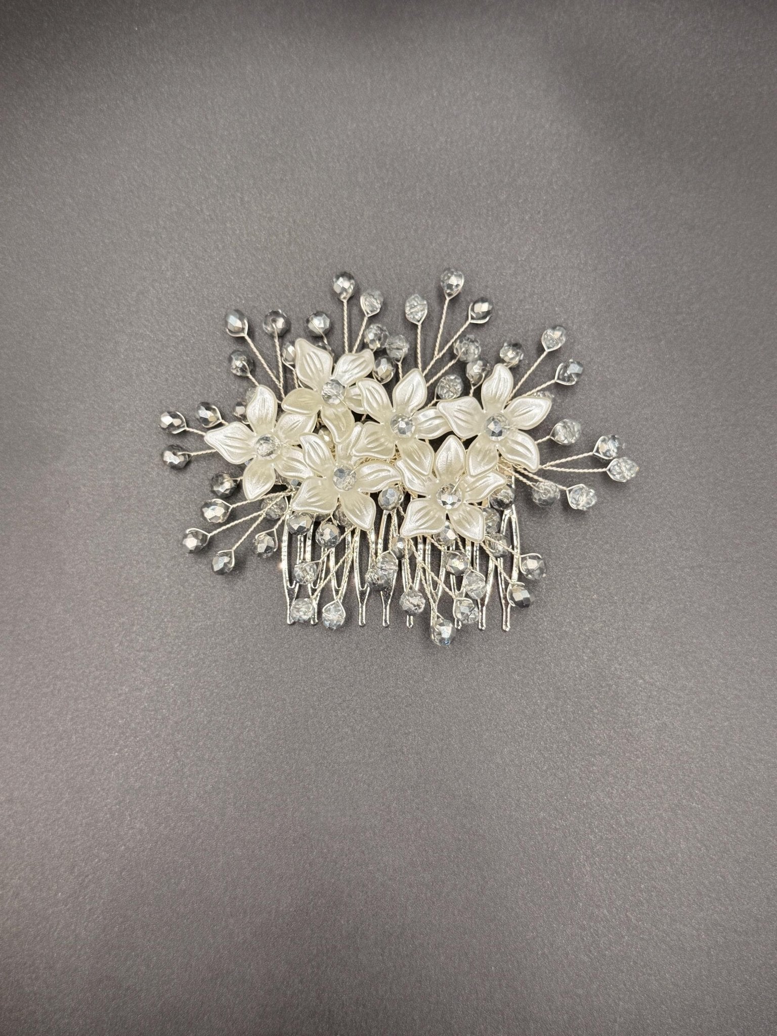 Silberner Blüten Haarkamm für Braut, Eleganter Hochzeit Haarschmuck mit Blumen und Kristallperlen - AVYRAA BRIDAL