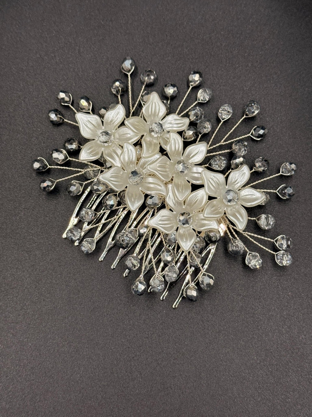 Silberner Blüten Haarkamm für Braut, Eleganter Hochzeit Haarschmuck mit Blumen und Kristallperlen - AVYRAA BRIDAL