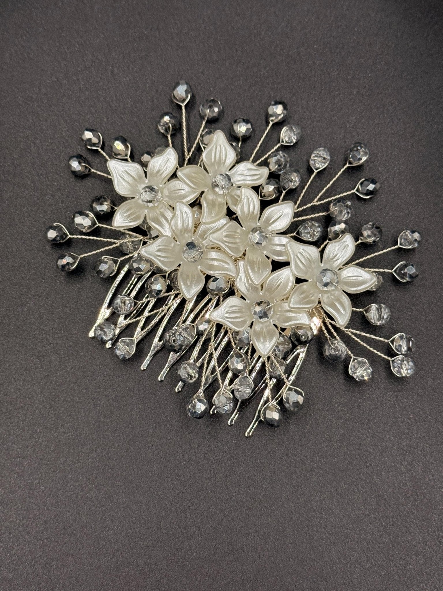 Silberner Blüten Haarkamm für Braut, Eleganter Hochzeit Haarschmuck mit Blumen und Kristallperlen - AVYRAA BRIDAL