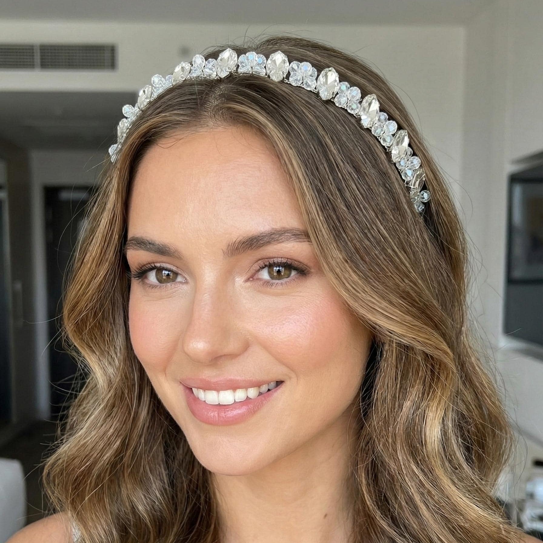 Transparentes Kristall Stirnband mit Tropfensteinen für Bräute - AVYRAA BRIDAL
