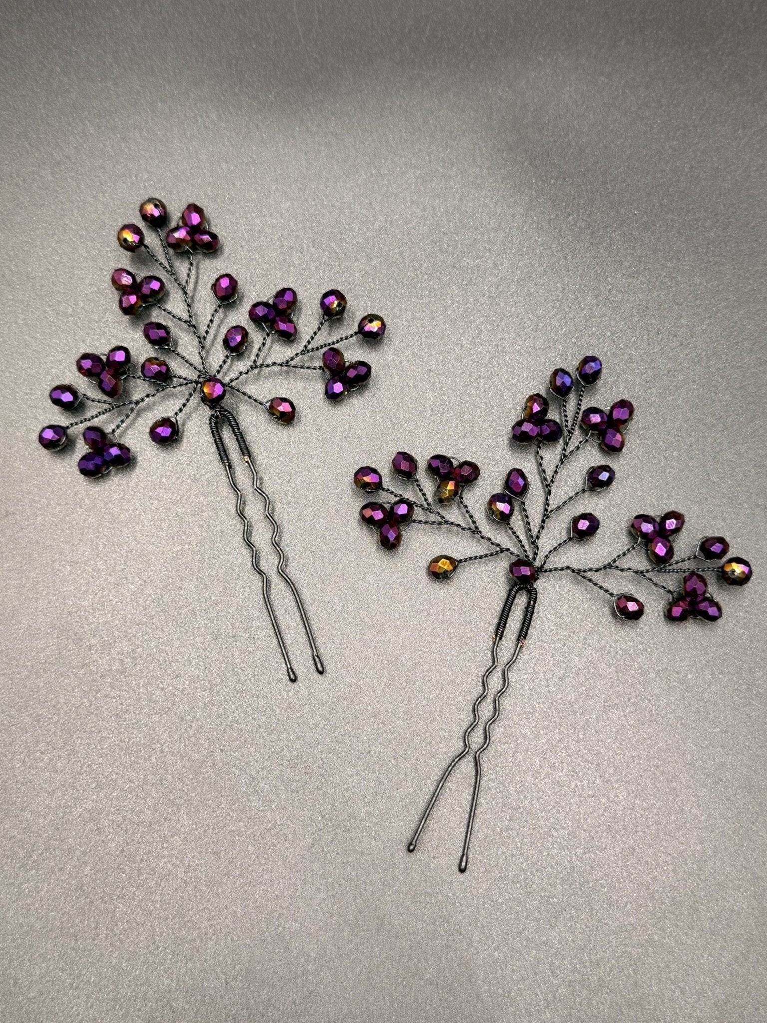 Violette Kristall Haarnadeln mit Goldschimmer Handgefertigter Brautschmuck in Schwarz & Violett, elegante Hochzeits - Haarspitzen, glamouröser - AVYRAA BRIDAL