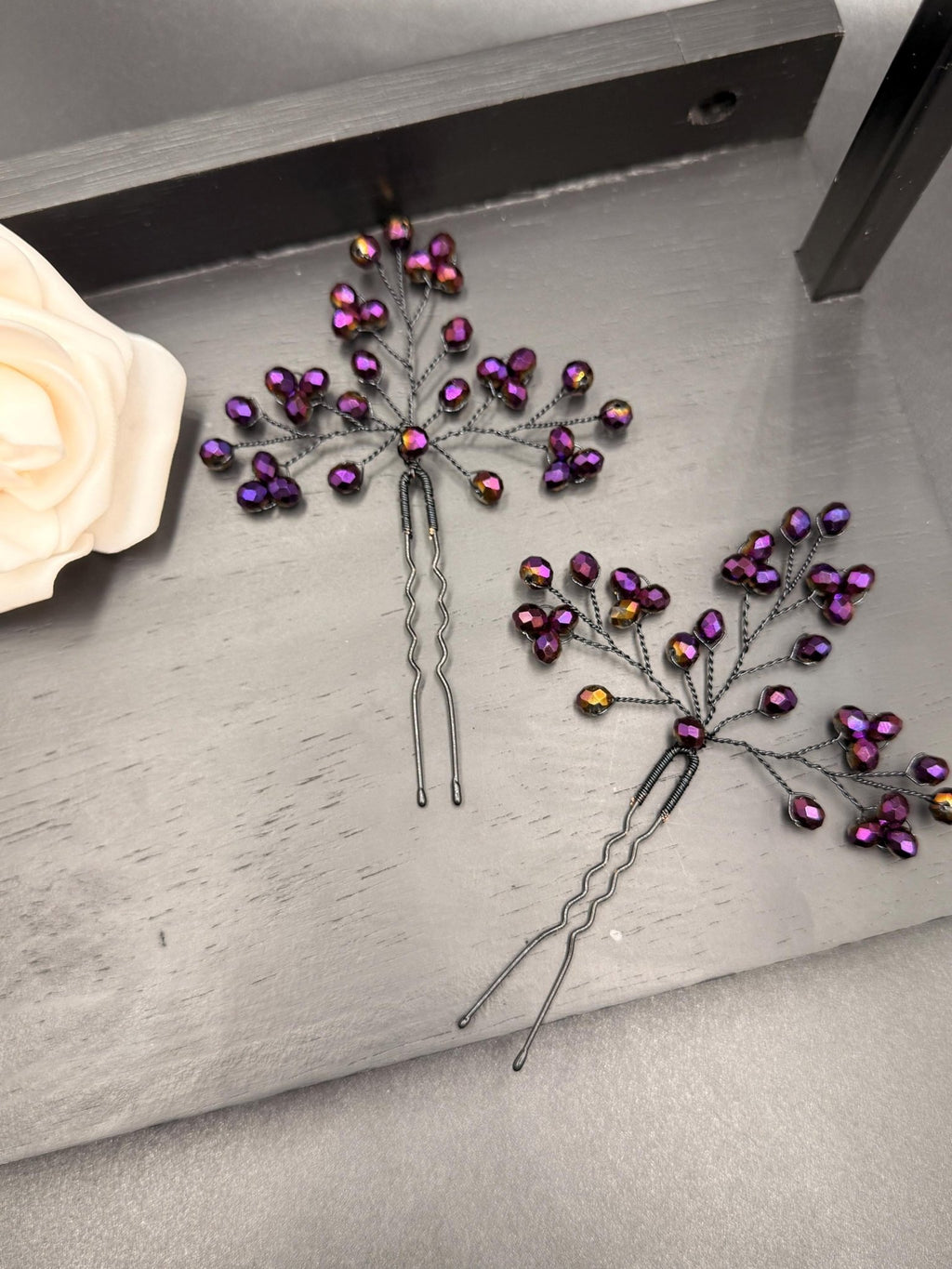Violette Kristall Haarnadeln mit Goldschimmer Handgefertigter Brautschmuck in Schwarz & Violett, elegante Hochzeits - Haarspitzen, glamouröser - AVYRAA BRIDAL