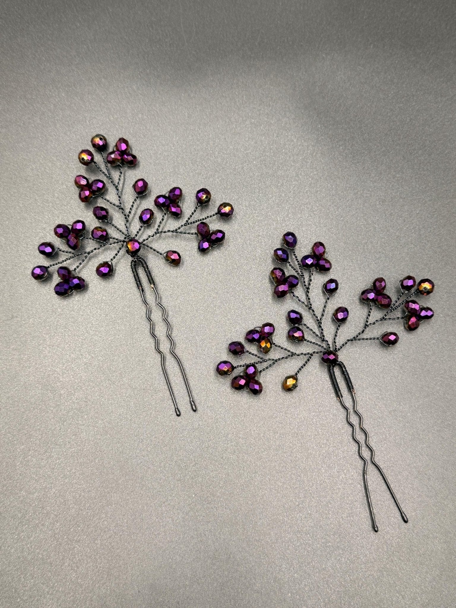 Violette Kristall Haarnadeln mit Goldschimmer Handgefertigter Brautschmuck in Schwarz & Violett, elegante Hochzeits - Haarspitzen, glamouröser - AVYRAA BRIDAL