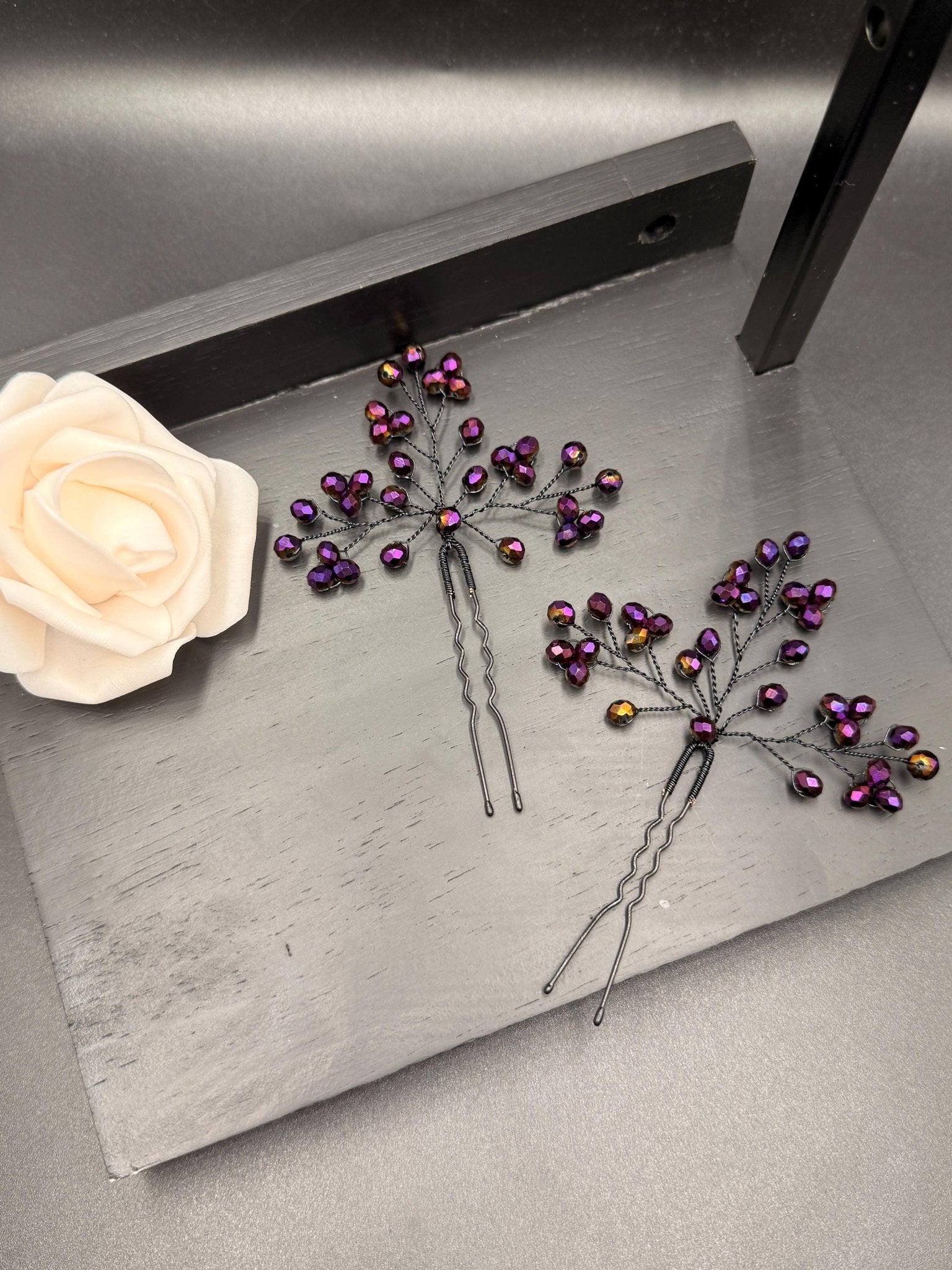 Violette Kristall Haarnadeln mit Goldschimmer Handgefertigter Brautschmuck in Schwarz & Violett, elegante Hochzeits - Haarspitzen, glamouröser - AVYRAA BRIDAL
