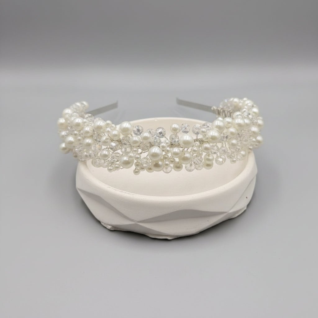 Voluminöse Braut Tiara mit Perlen und Kristallen - AVYRAA BRIDAL