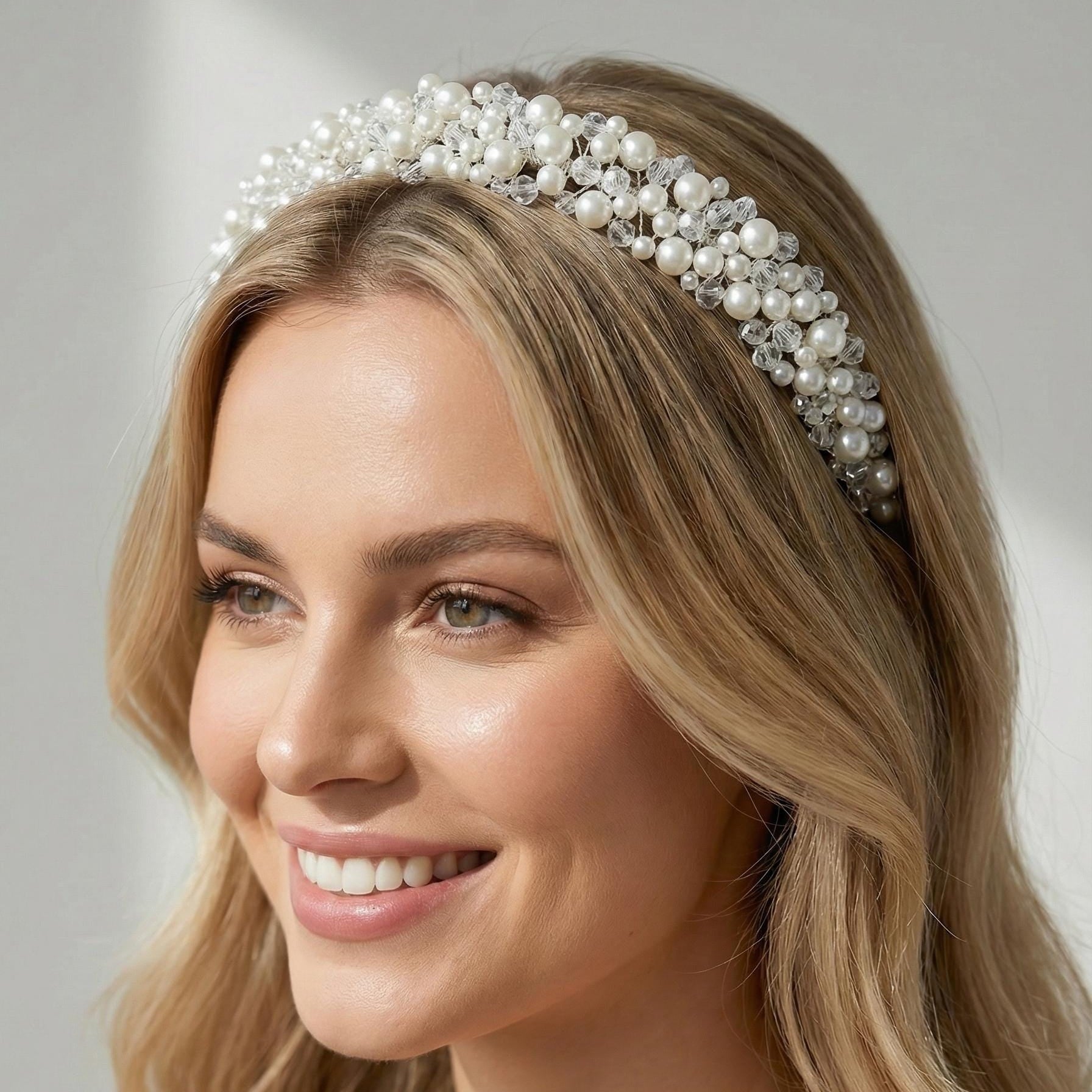 Voluminöse Braut Tiara mit Perlen und Kristallen - AVYRAA BRIDAL