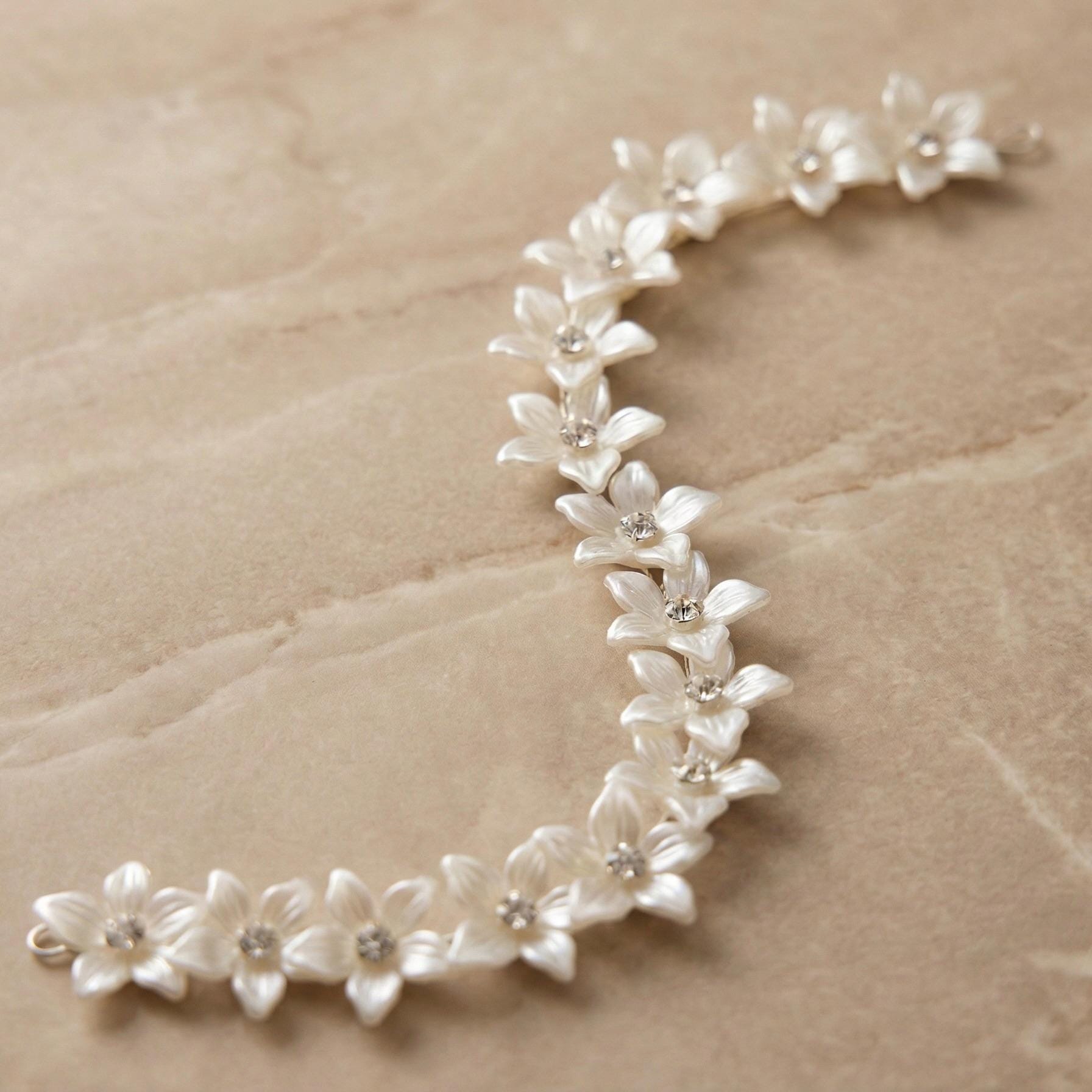 Weißer Blüten Haarschmuck mit Kristallen für Bräute - AVYRAA BRIDAL