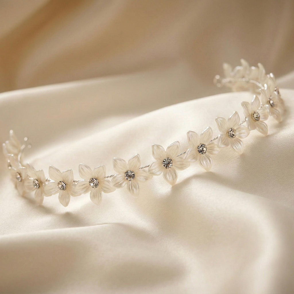 Weißer Blüten Haarschmuck mit Kristallen für Bräute - AVYRAA BRIDAL