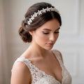 Weißer Blüten Haarschmuck mit Kristallen für Bräute - AVYRAA BRIDAL